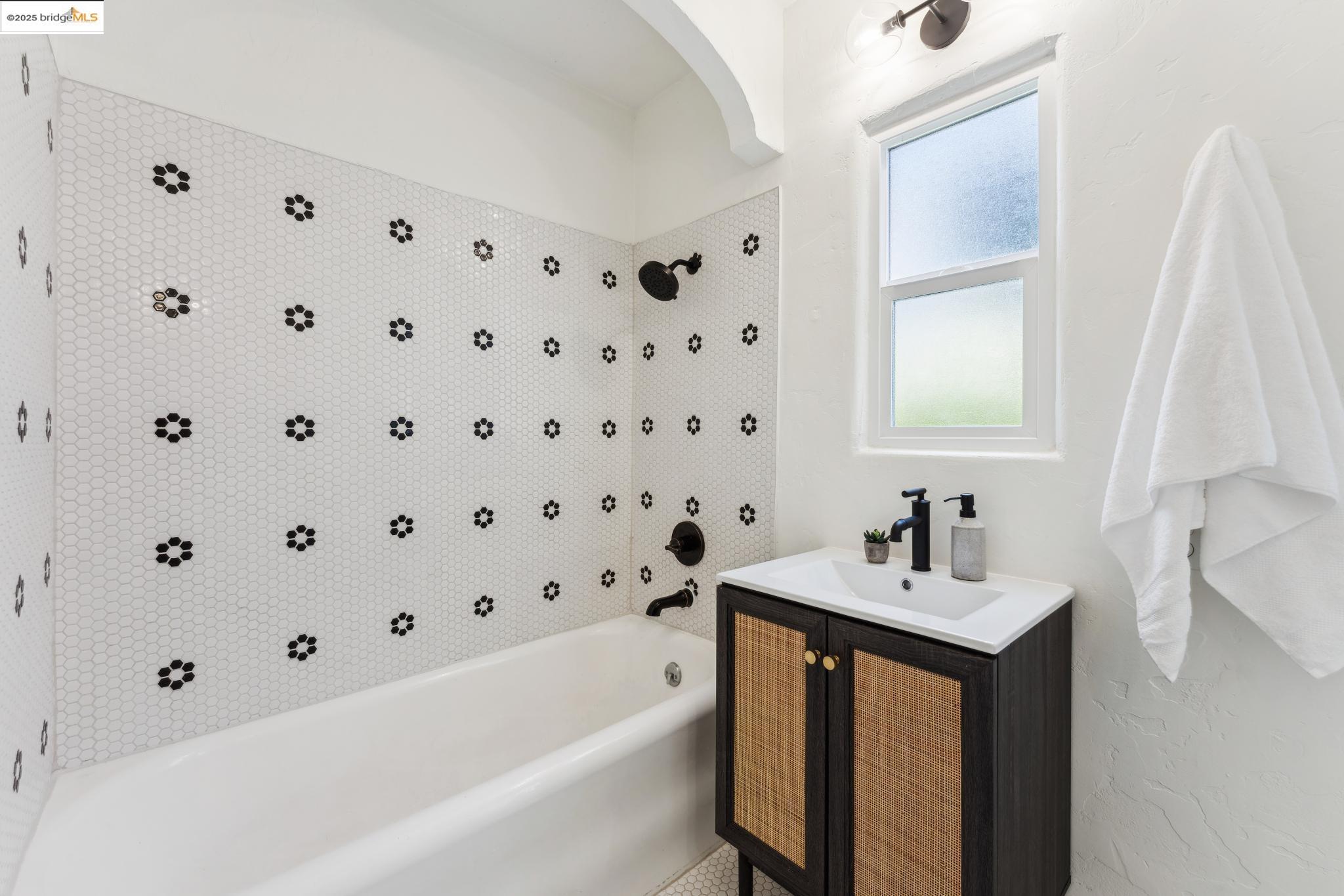 Detail Gallery Image 23 of 42 For 3610 Calafia Ave, Oakland,  CA 94605 - 3 Beds | 2 Baths