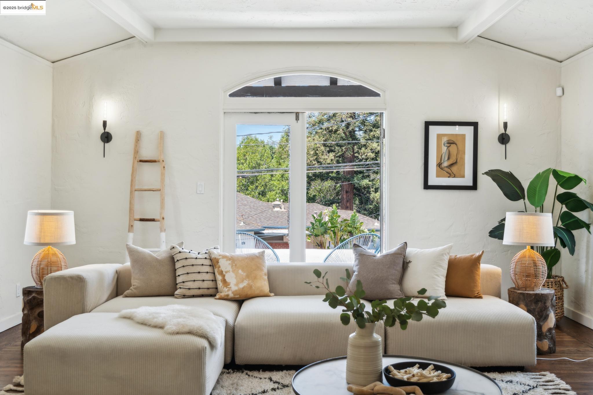 Detail Gallery Image 6 of 42 For 3610 Calafia Ave, Oakland,  CA 94605 - 3 Beds | 2 Baths