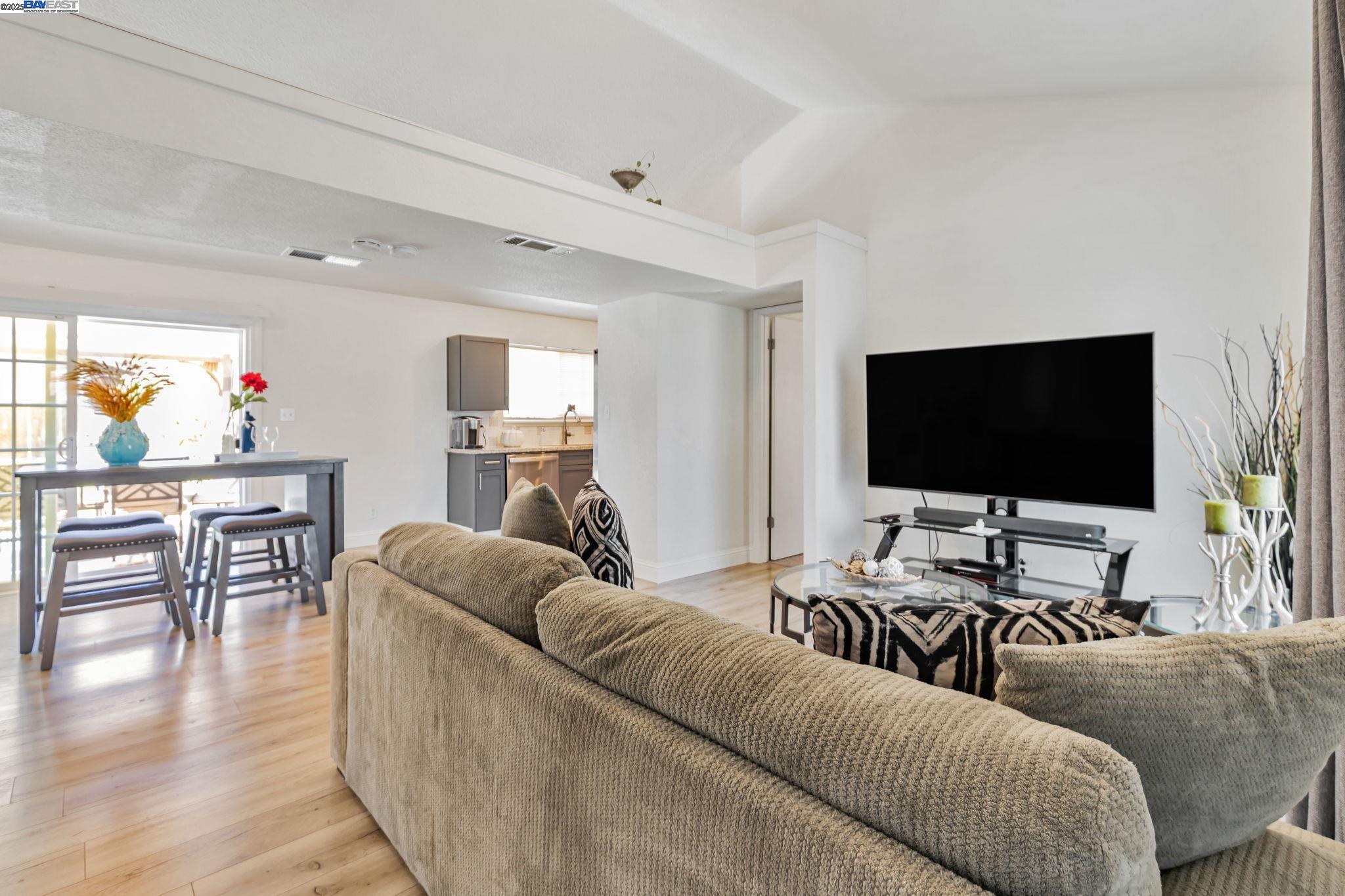 Detail Gallery Image 4 of 25 For 8153 Moulin Ct, Stockton,  CA 95210 - 3 Beds | 2 Baths