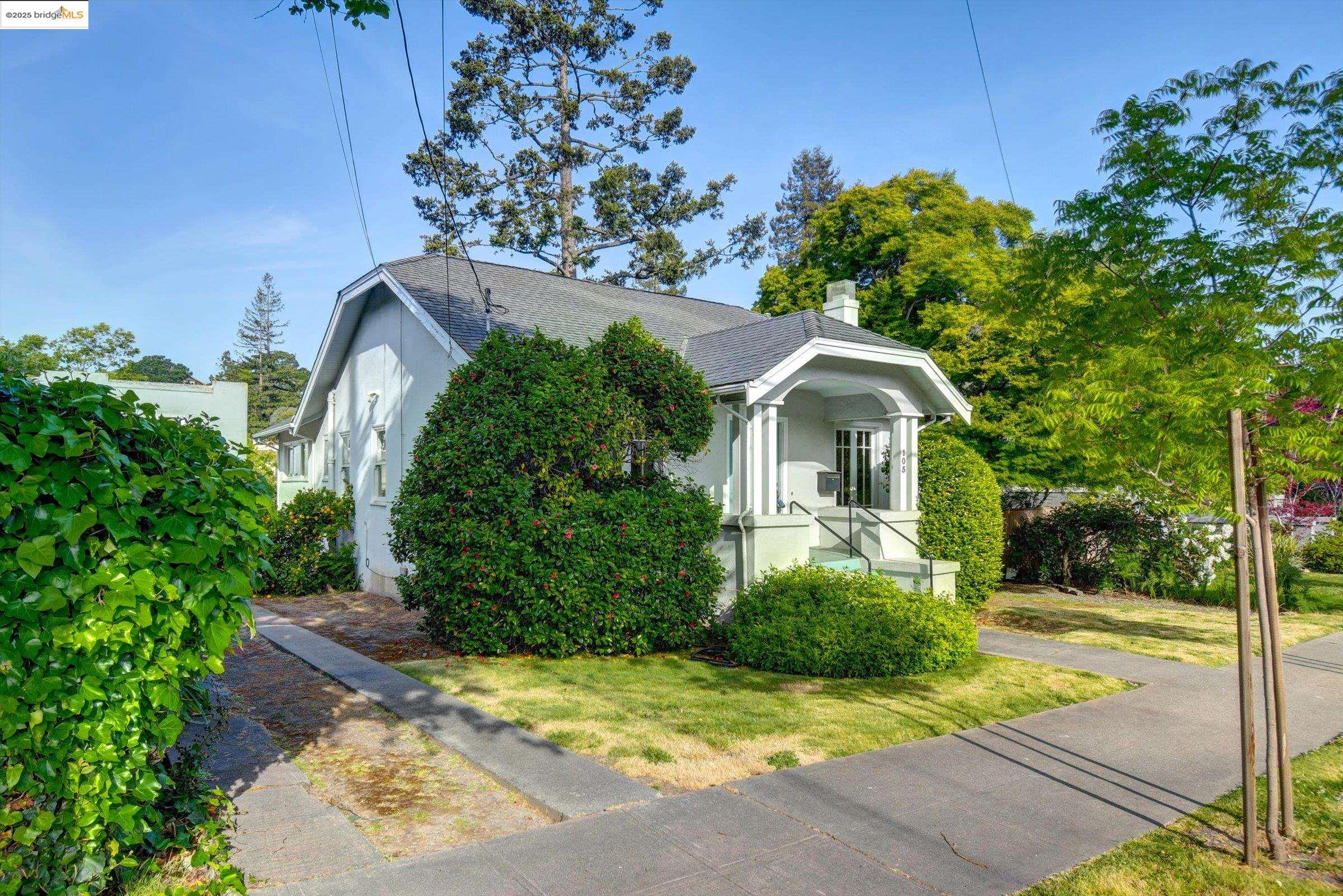 Detail Gallery Image 2 of 60 For 105 Manor Dr, Piedmont,  CA 94611 - 3 Beds | 1 Baths