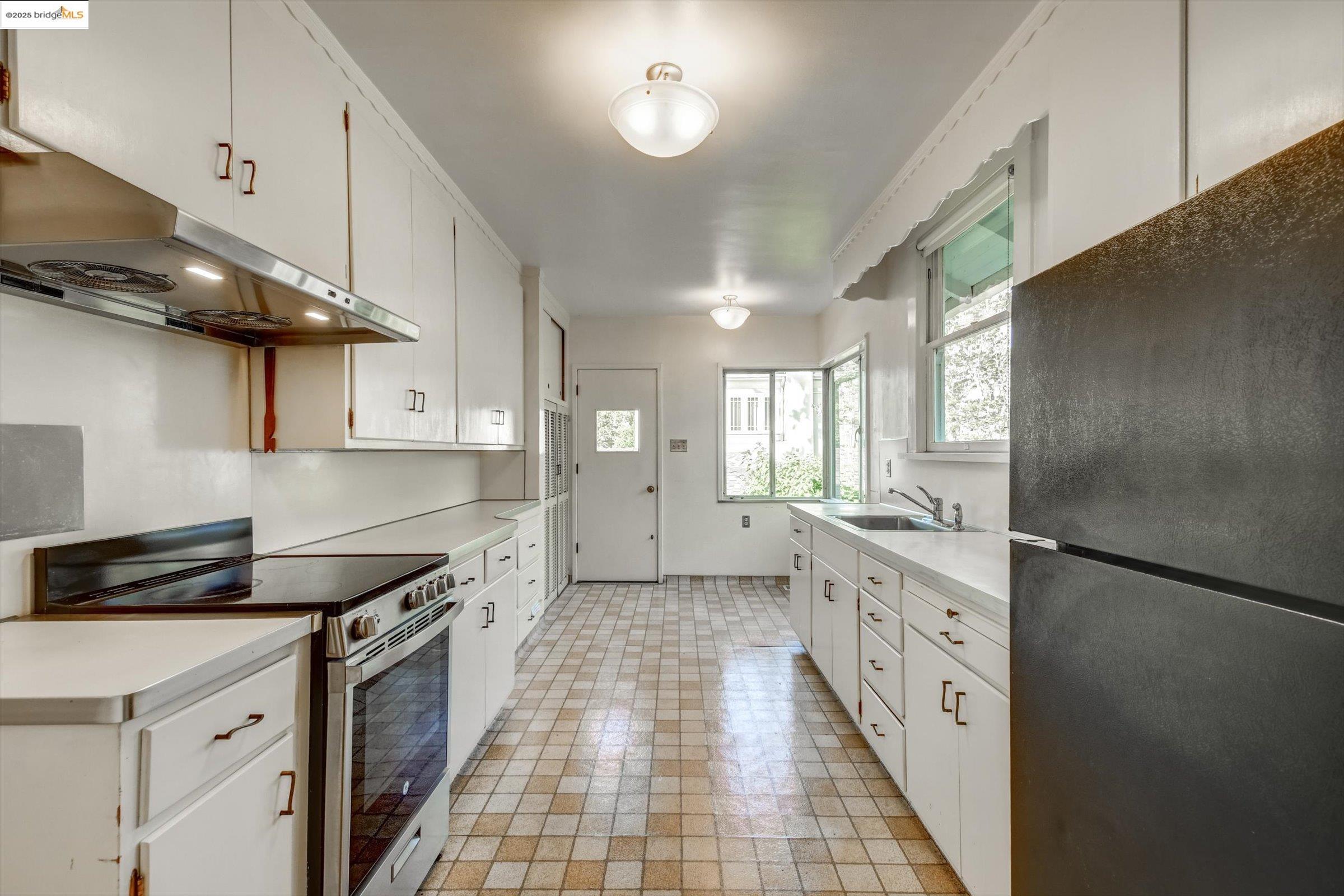 Detail Gallery Image 19 of 60 For 105 Manor Dr, Piedmont,  CA 94611 - 3 Beds | 1 Baths