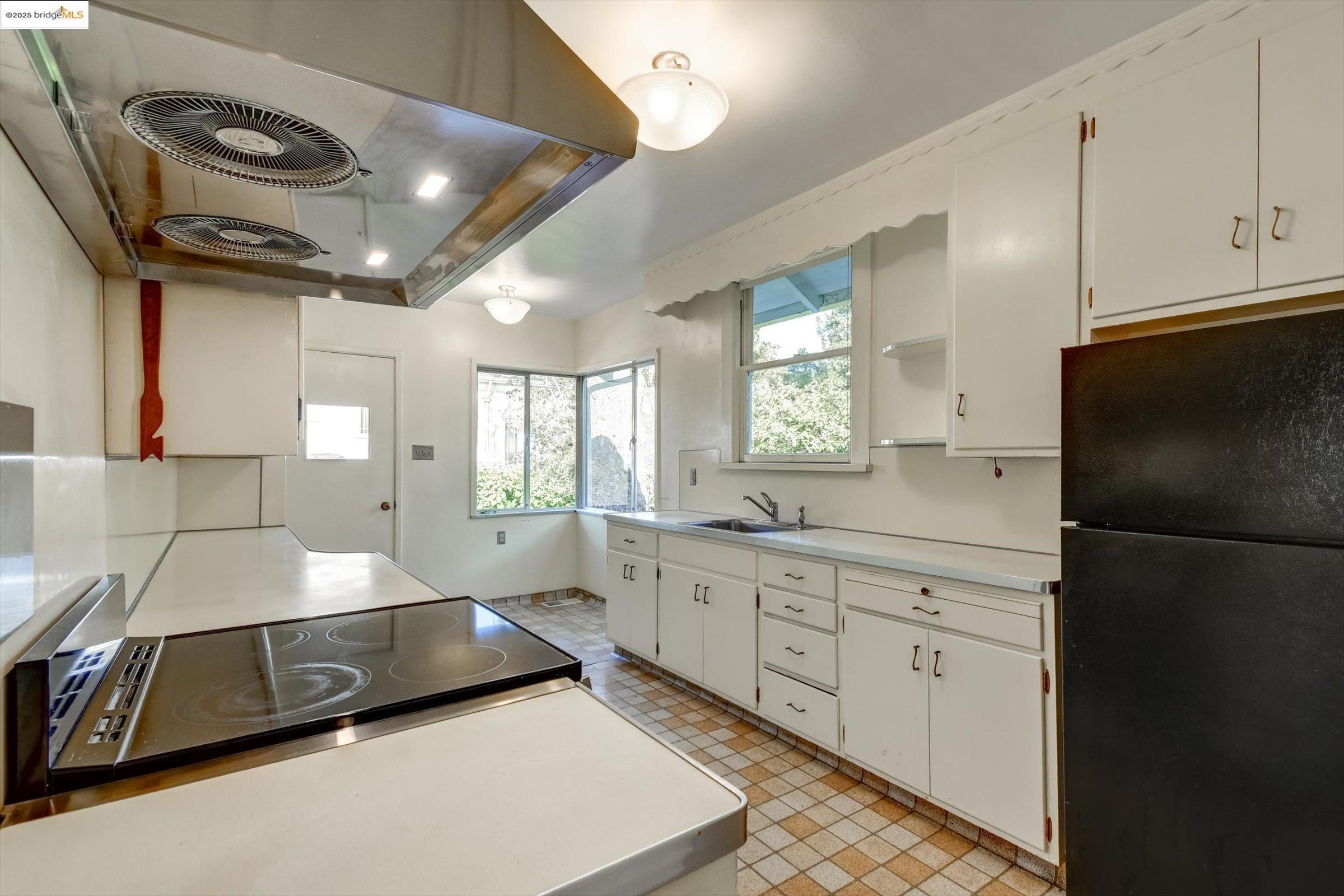 Detail Gallery Image 20 of 60 For 105 Manor Dr, Piedmont,  CA 94611 - 3 Beds | 1 Baths