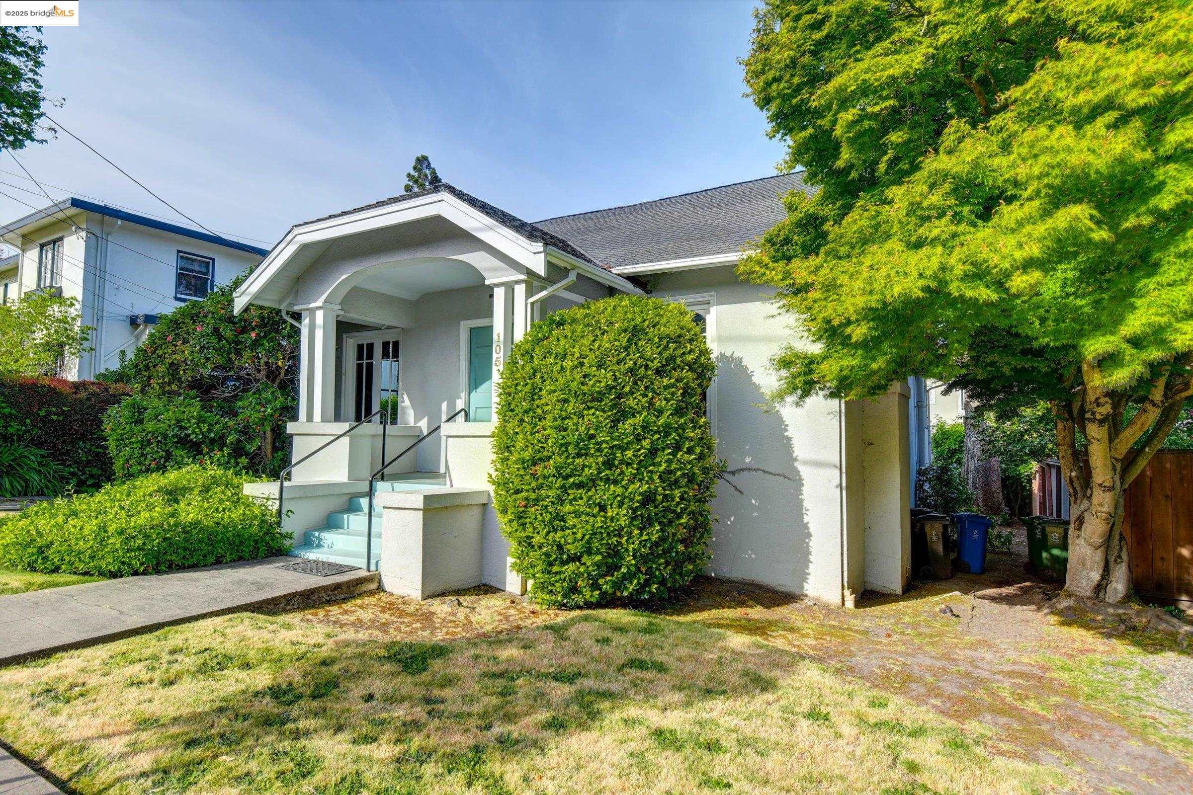 Detail Gallery Image 3 of 60 For 105 Manor Dr, Piedmont,  CA 94611 - 3 Beds | 1 Baths