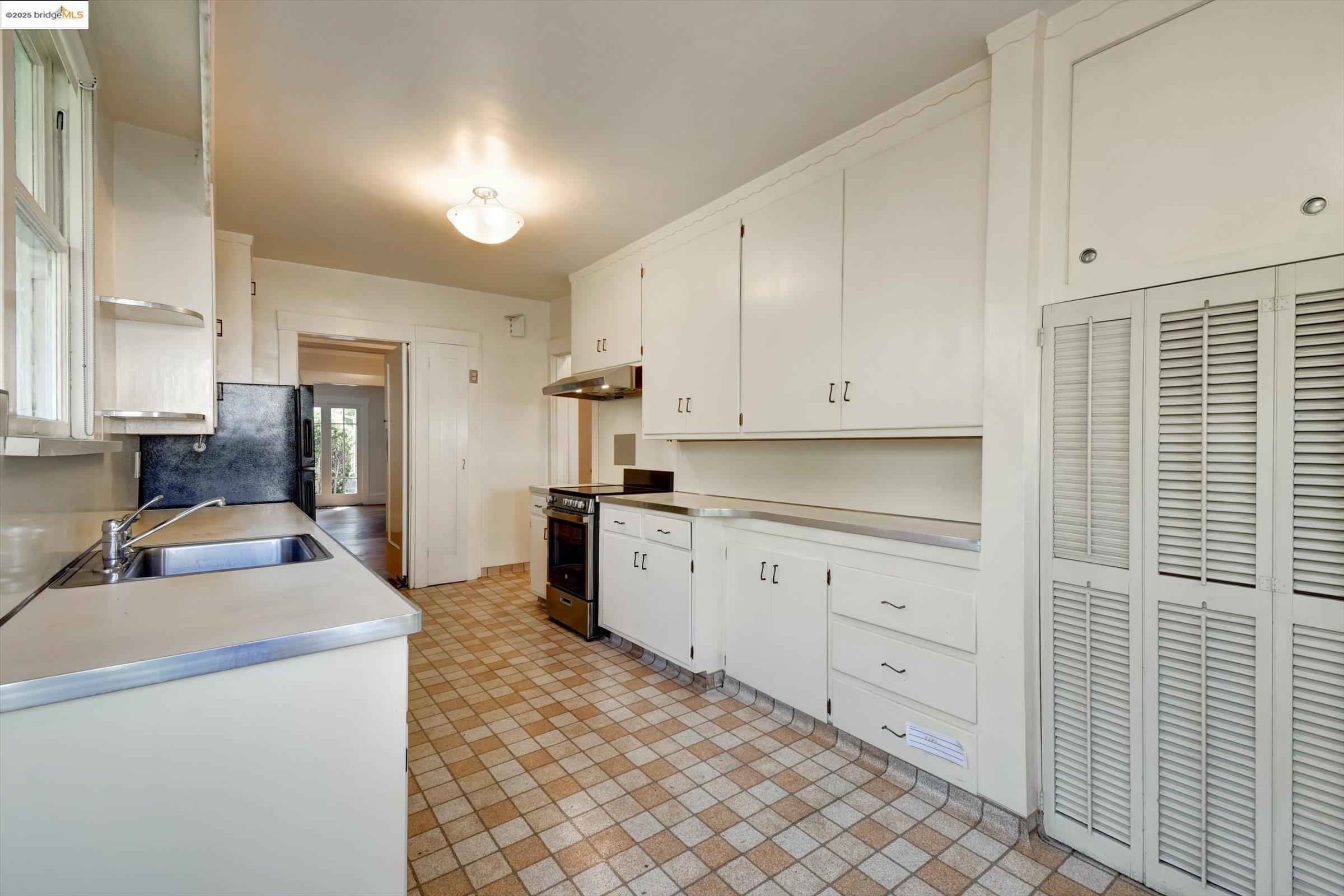 Detail Gallery Image 21 of 60 For 105 Manor Dr, Piedmont,  CA 94611 - 3 Beds | 1 Baths