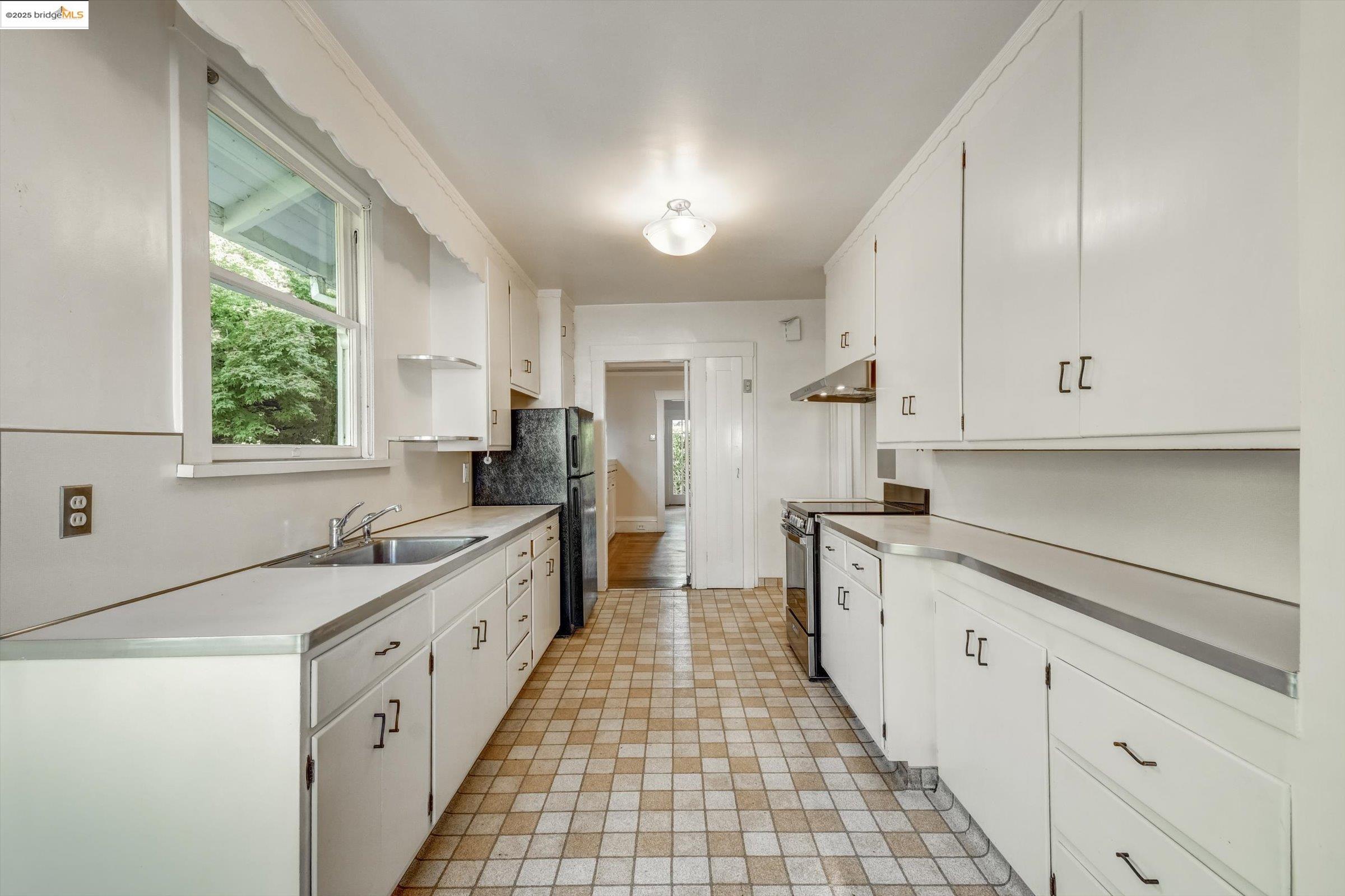 Detail Gallery Image 22 of 60 For 105 Manor Dr, Piedmont,  CA 94611 - 3 Beds | 1 Baths