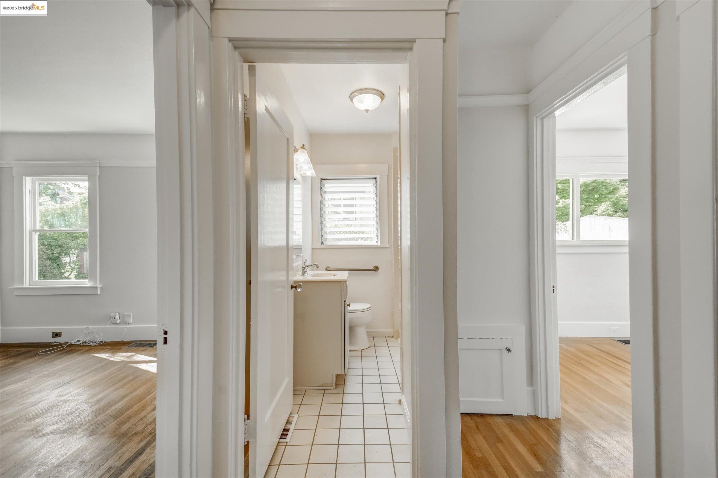 Detail Gallery Image 26 of 60 For 105 Manor Dr, Piedmont,  CA 94611 - 3 Beds | 1 Baths
