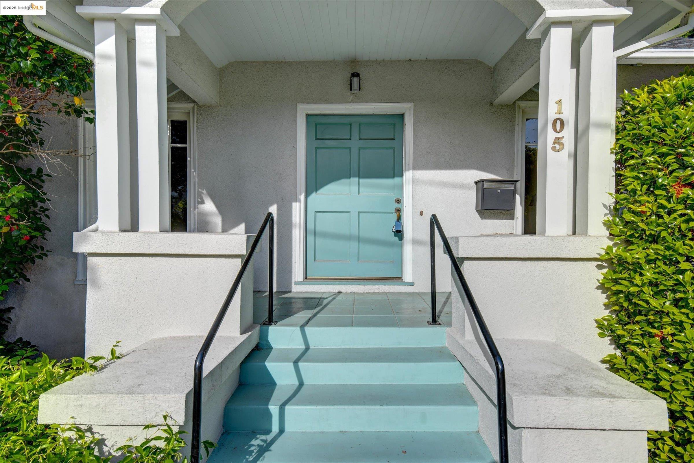 Detail Gallery Image 4 of 60 For 105 Manor Dr, Piedmont,  CA 94611 - 3 Beds | 1 Baths