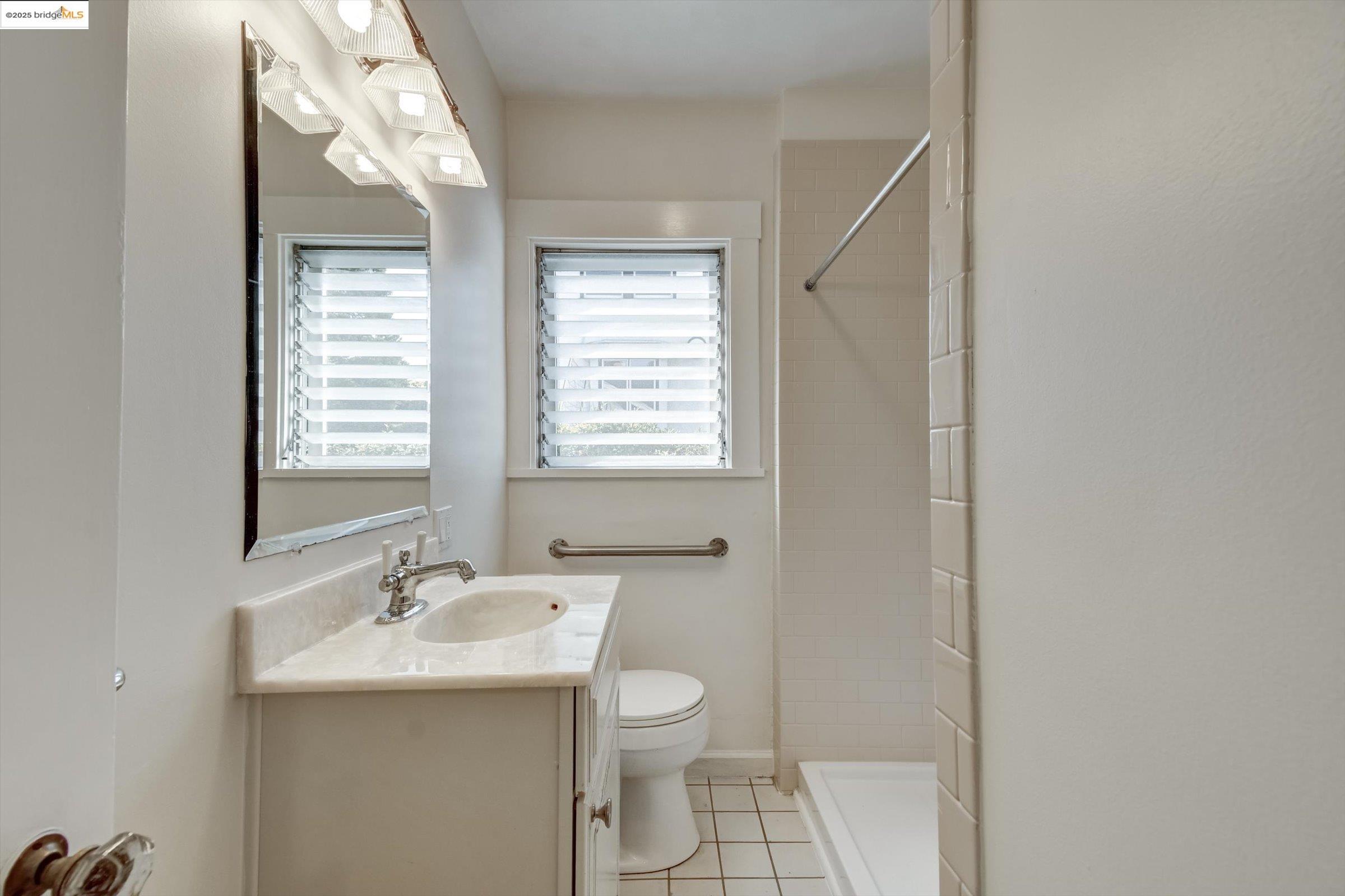 Detail Gallery Image 32 of 60 For 105 Manor Dr, Piedmont,  CA 94611 - 3 Beds | 1 Baths