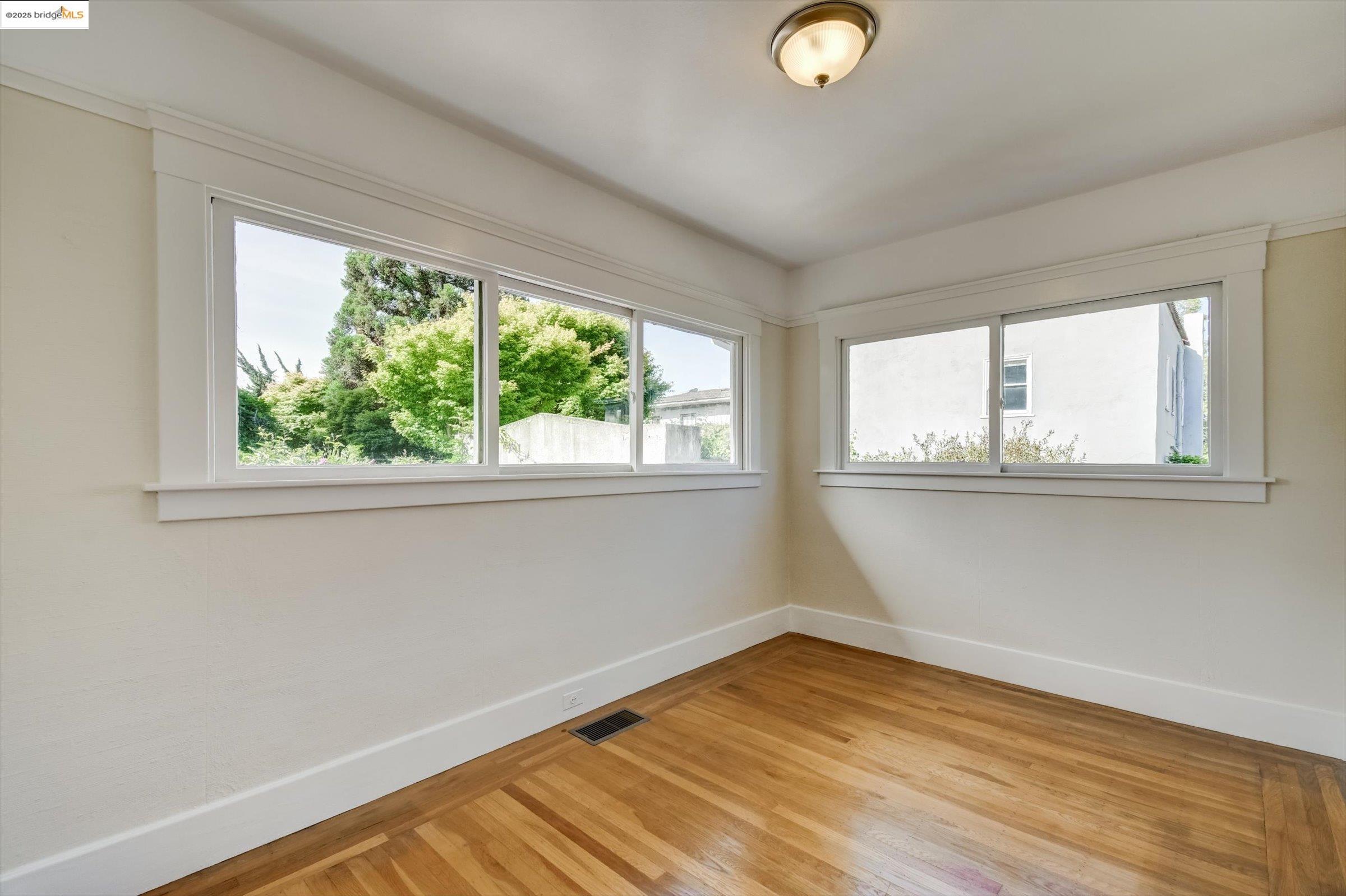 Detail Gallery Image 34 of 60 For 105 Manor Dr, Piedmont,  CA 94611 - 3 Beds | 1 Baths