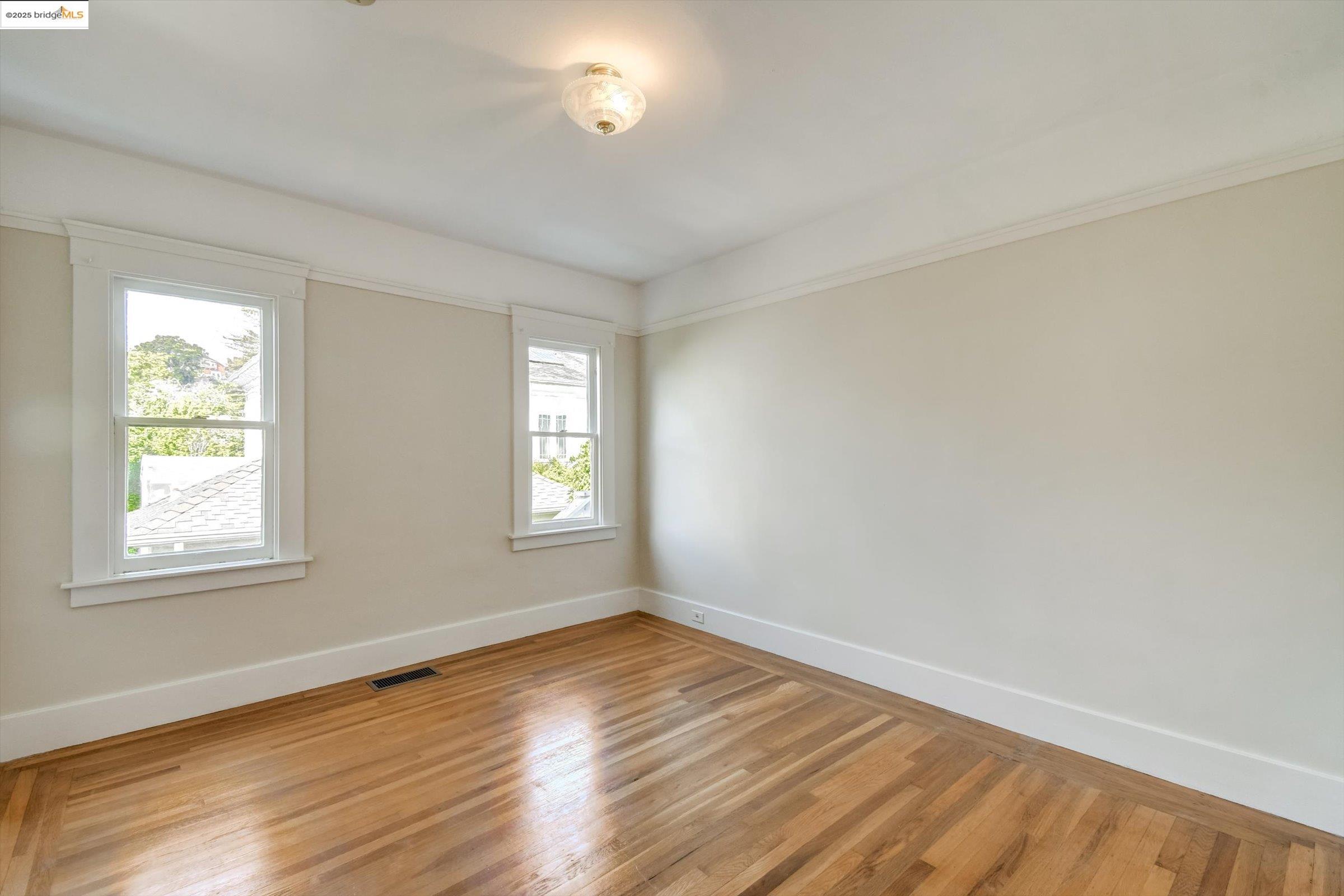Detail Gallery Image 39 of 60 For 105 Manor Dr, Piedmont,  CA 94611 - 3 Beds | 1 Baths