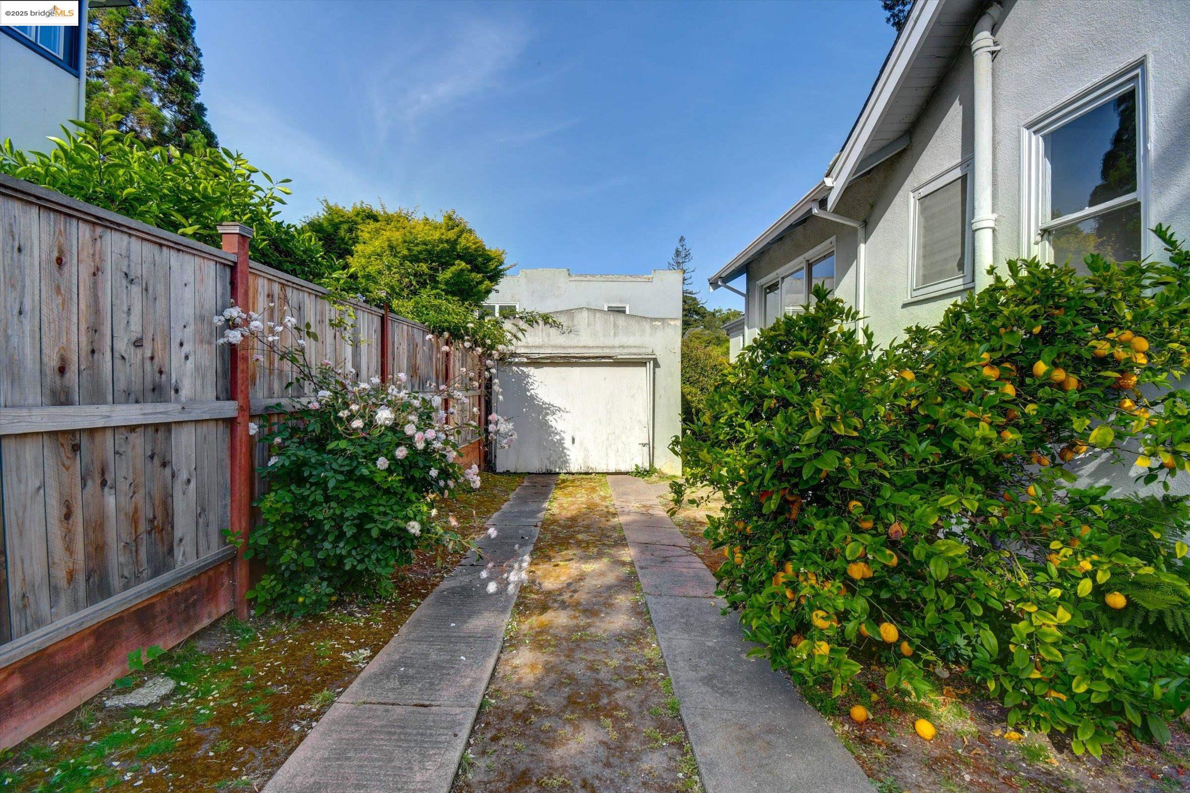 Detail Gallery Image 45 of 60 For 105 Manor Dr, Piedmont,  CA 94611 - 3 Beds | 1 Baths