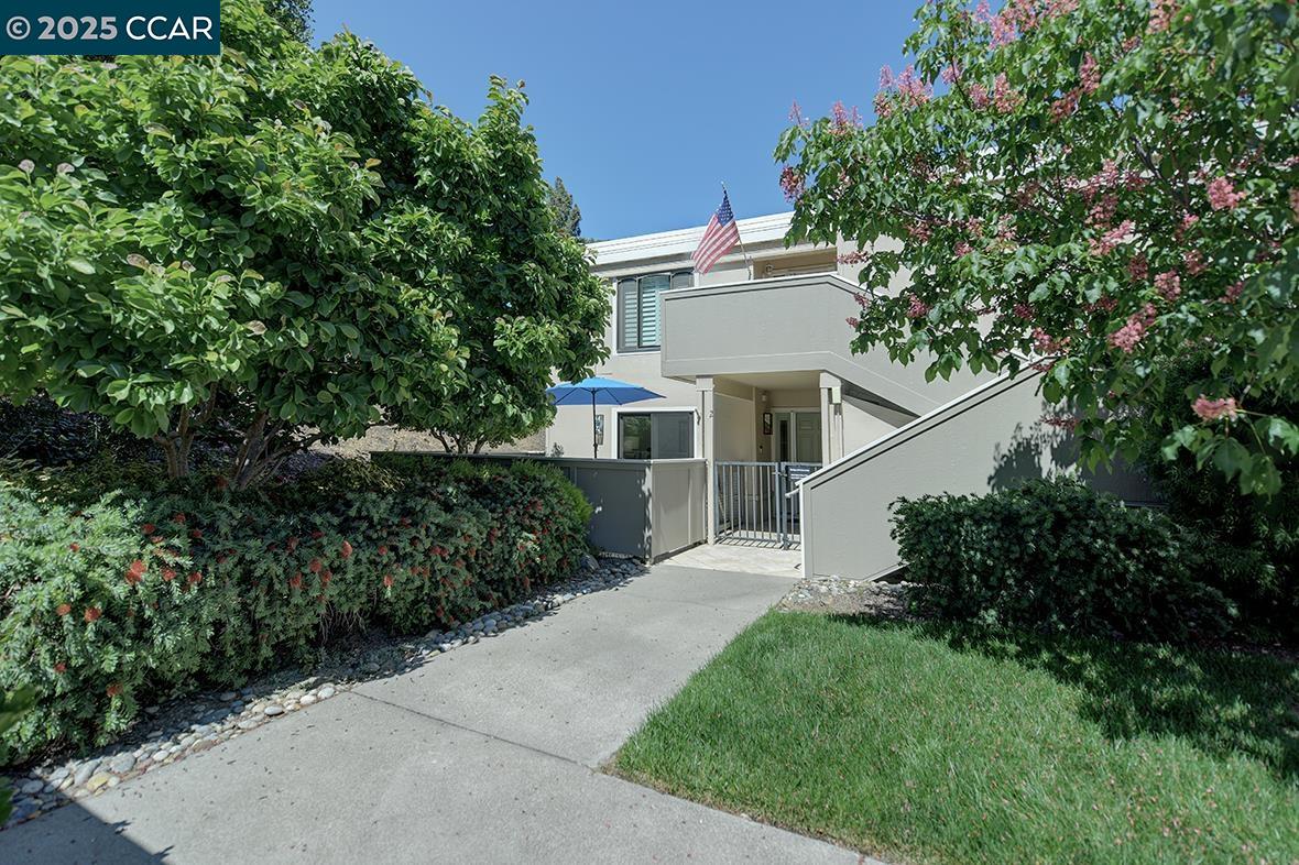 Detail Gallery Image 1 of 50 For 2017 Oakmont Way #2,  Walnut Creek,  CA 94595 - 2 Beds | 1 Baths