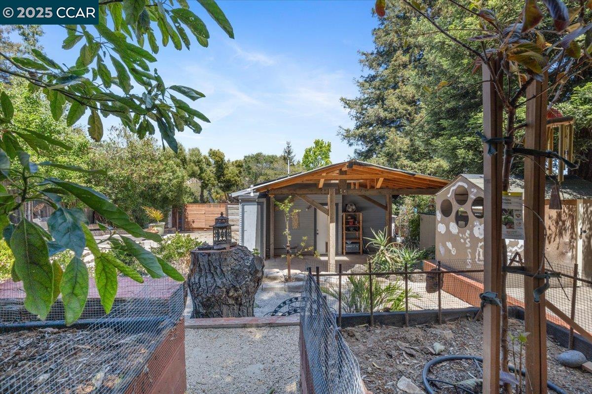 Detail Gallery Image 2 of 17 For 8041 Winthrope St, Oakland,  CA 94605 - 2 Beds | 1 Baths