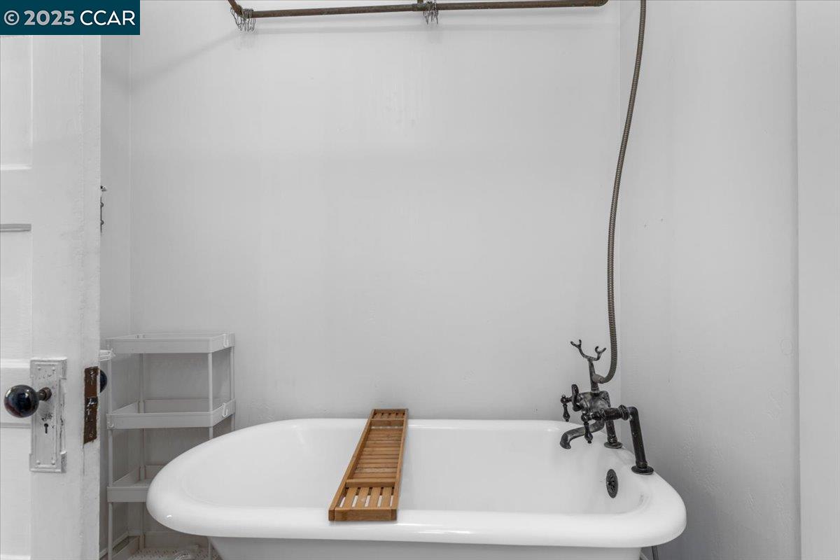 Detail Gallery Image 5 of 17 For 8041 Winthrope St, Oakland,  CA 94605 - 2 Beds | 1 Baths