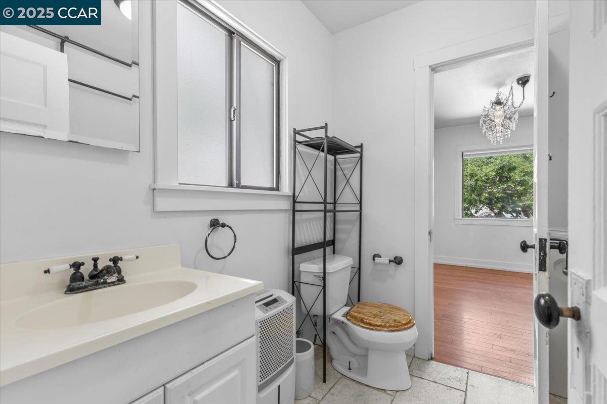 Detail Gallery Image 6 of 17 For 8041 Winthrope St, Oakland,  CA 94605 - 2 Beds | 1 Baths