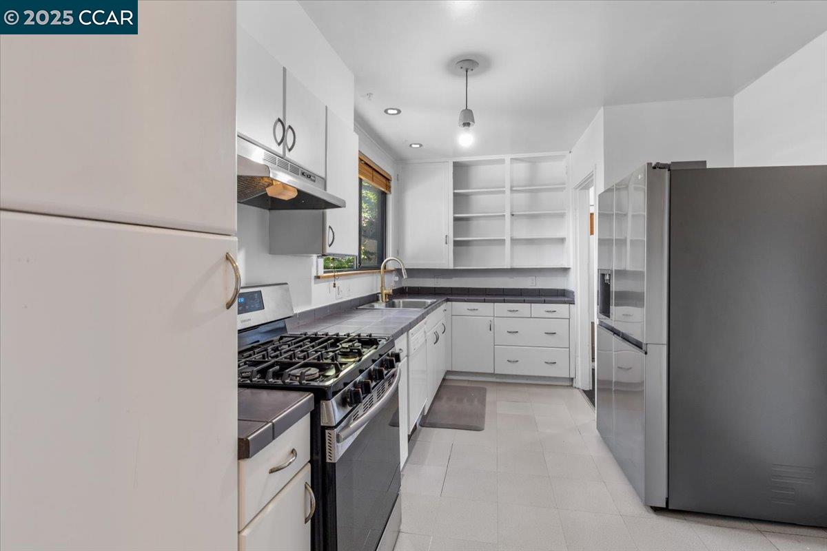 Detail Gallery Image 9 of 17 For 8041 Winthrope St, Oakland,  CA 94605 - 2 Beds | 1 Baths
