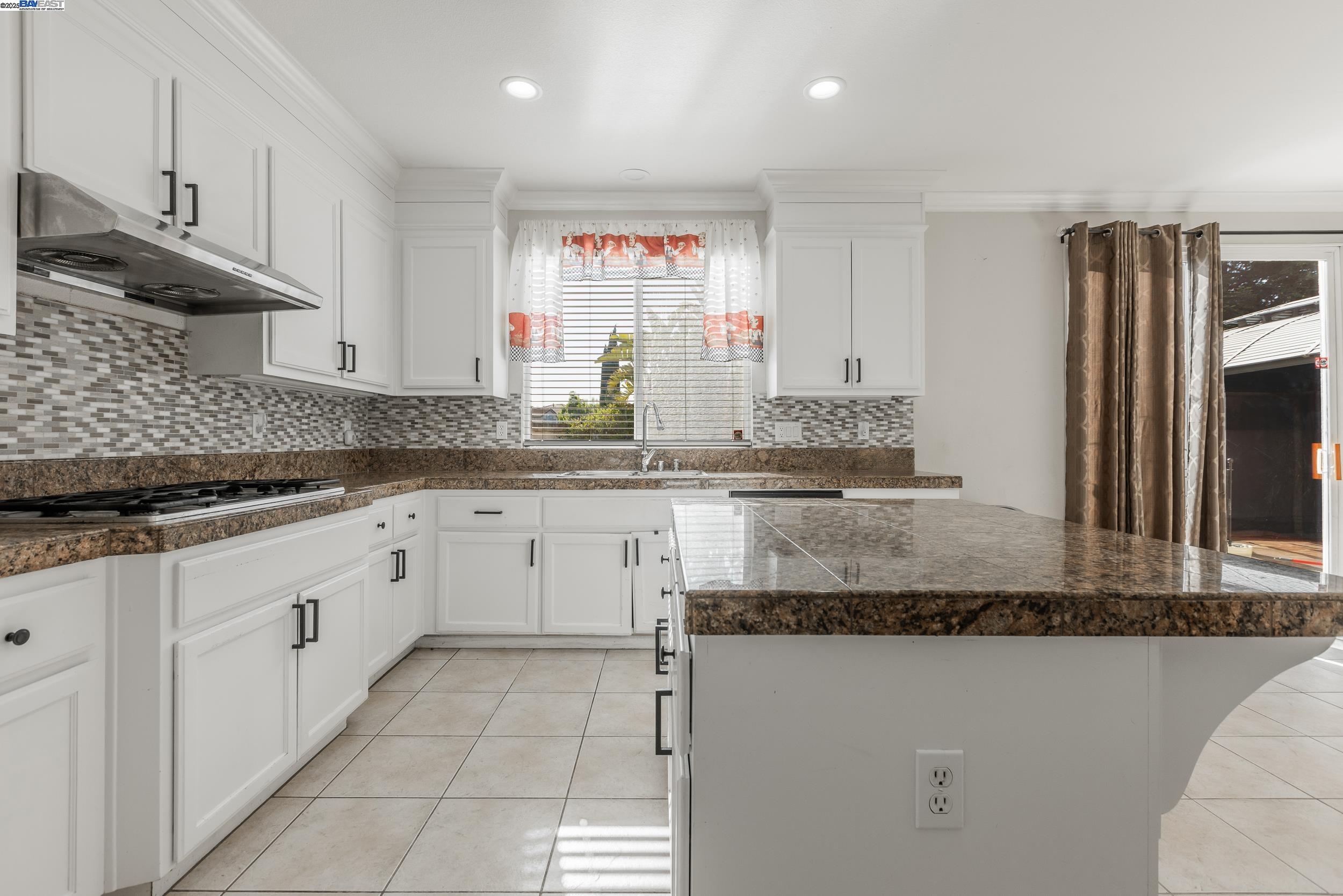 Detail Gallery Image 11 of 41 For 2096 Goldpine Way, Antioch,  CA 94509 - 5 Beds | 3 Baths