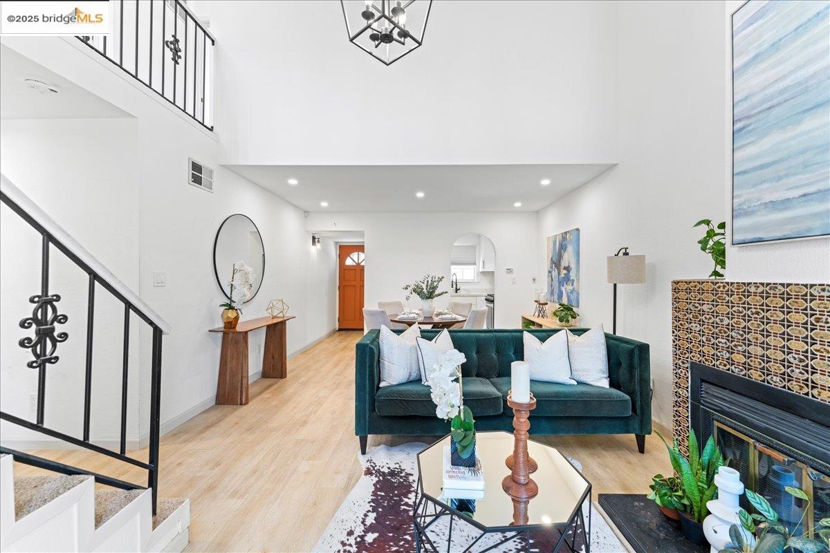 Detail Gallery Image 7 of 19 For 7568 Mountain Blvd #12,  Oakland,  CA 94605 - 2 Beds | 1/1 Baths