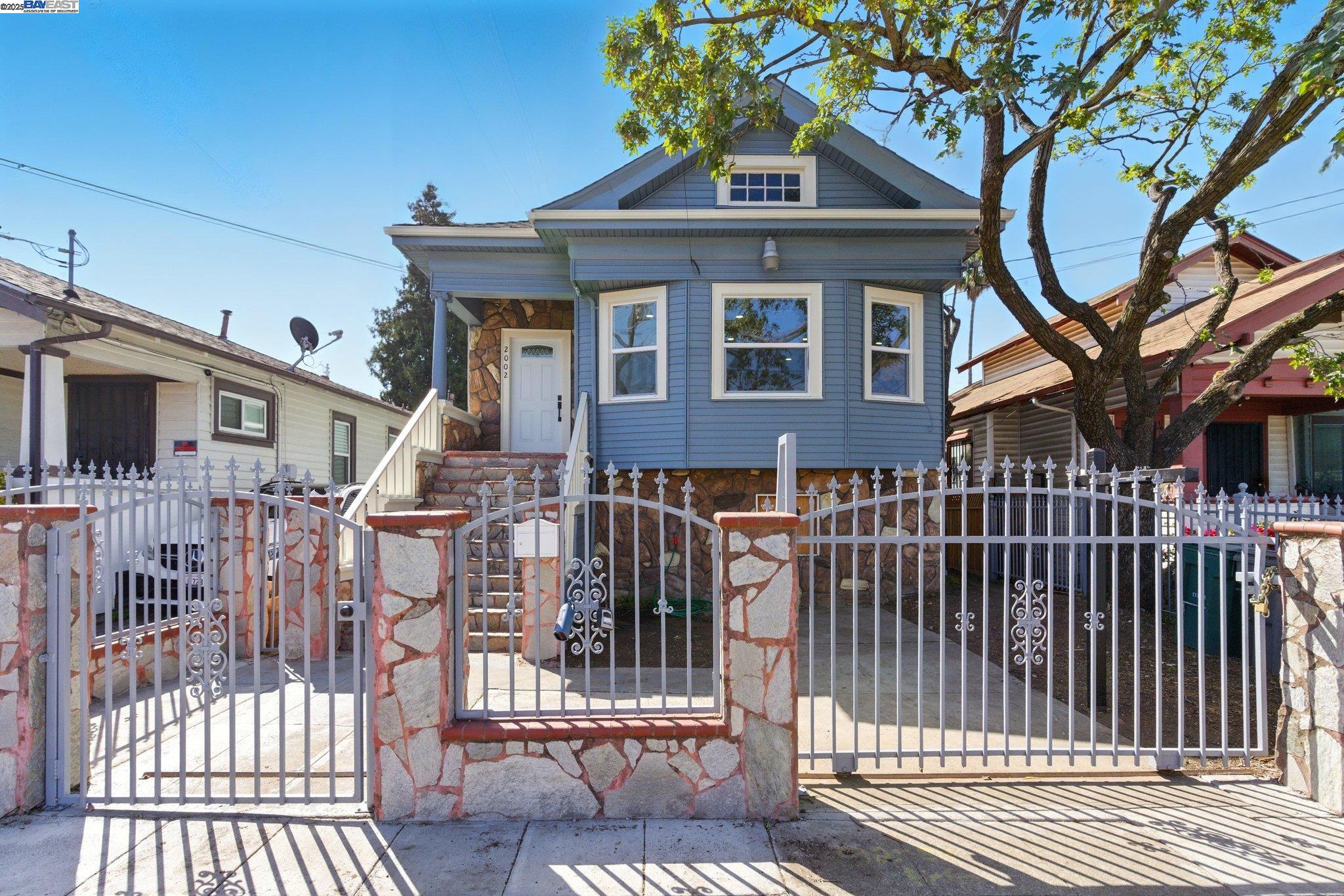 Detail Gallery Image 1 of 34 For 2002 64th Ave, Oakland,  CA 94621 - 3 Beds | 2 Baths