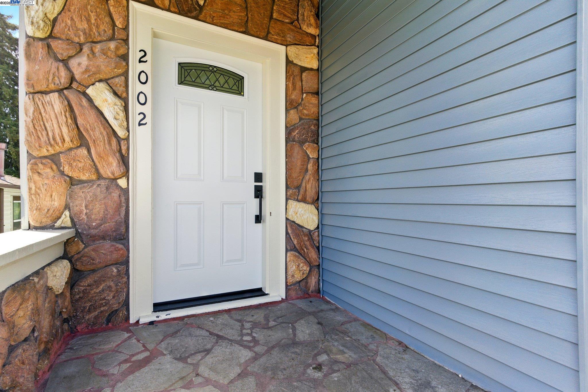 Detail Gallery Image 3 of 34 For 2002 64th Ave, Oakland,  CA 94621 - 3 Beds | 2 Baths