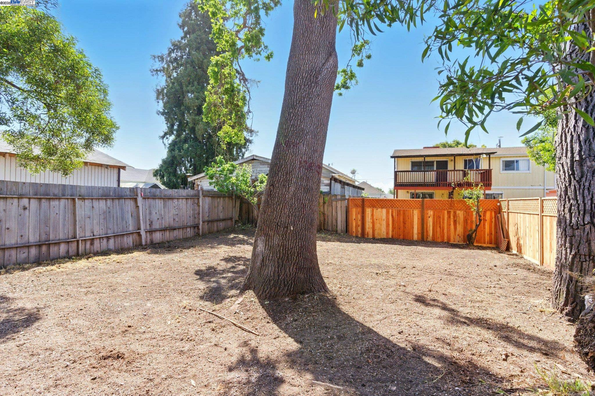 Detail Gallery Image 30 of 34 For 2002 64th Ave, Oakland,  CA 94621 - 3 Beds | 2 Baths