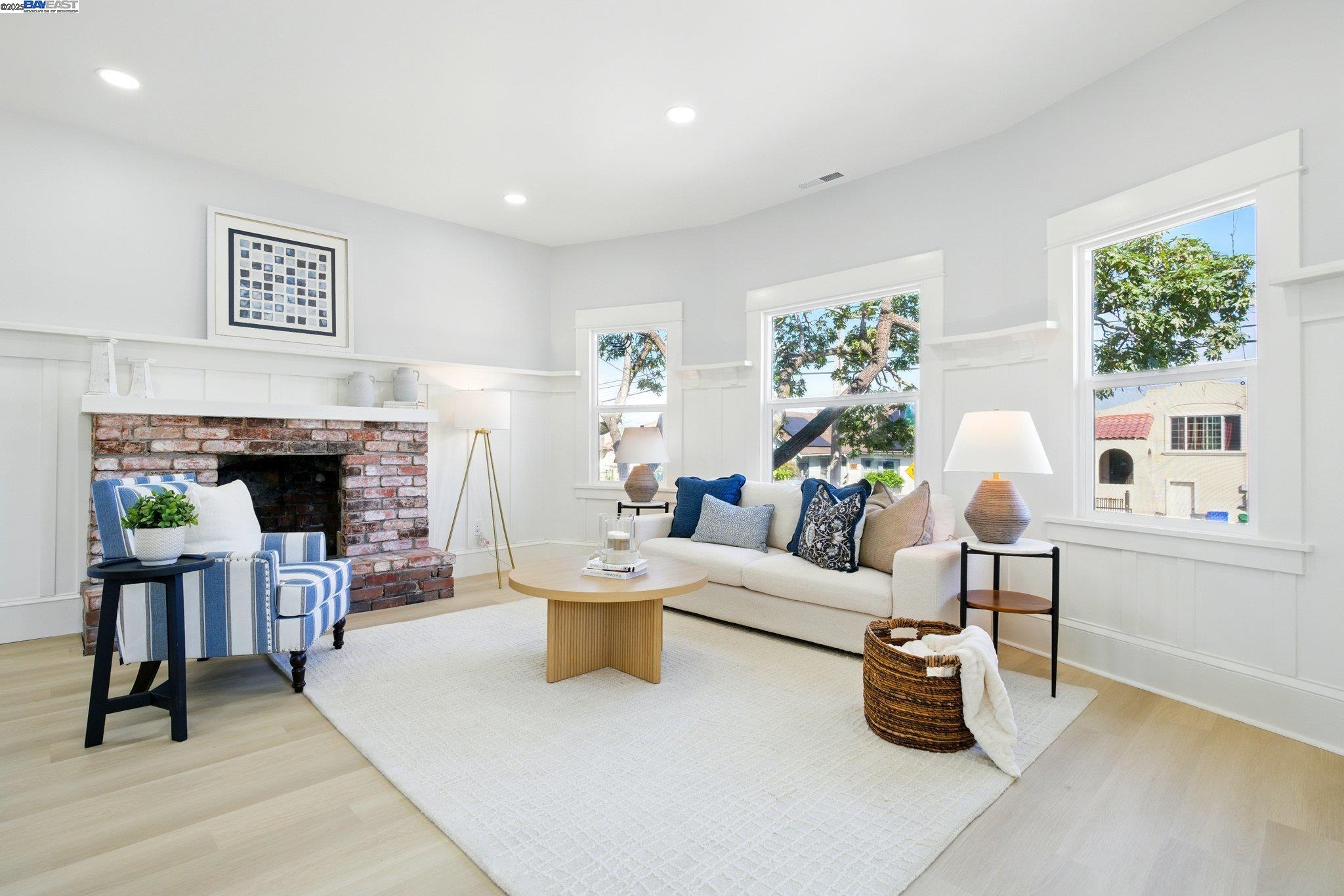 Detail Gallery Image 4 of 34 For 2002 64th Ave, Oakland,  CA 94621 - 3 Beds | 2 Baths