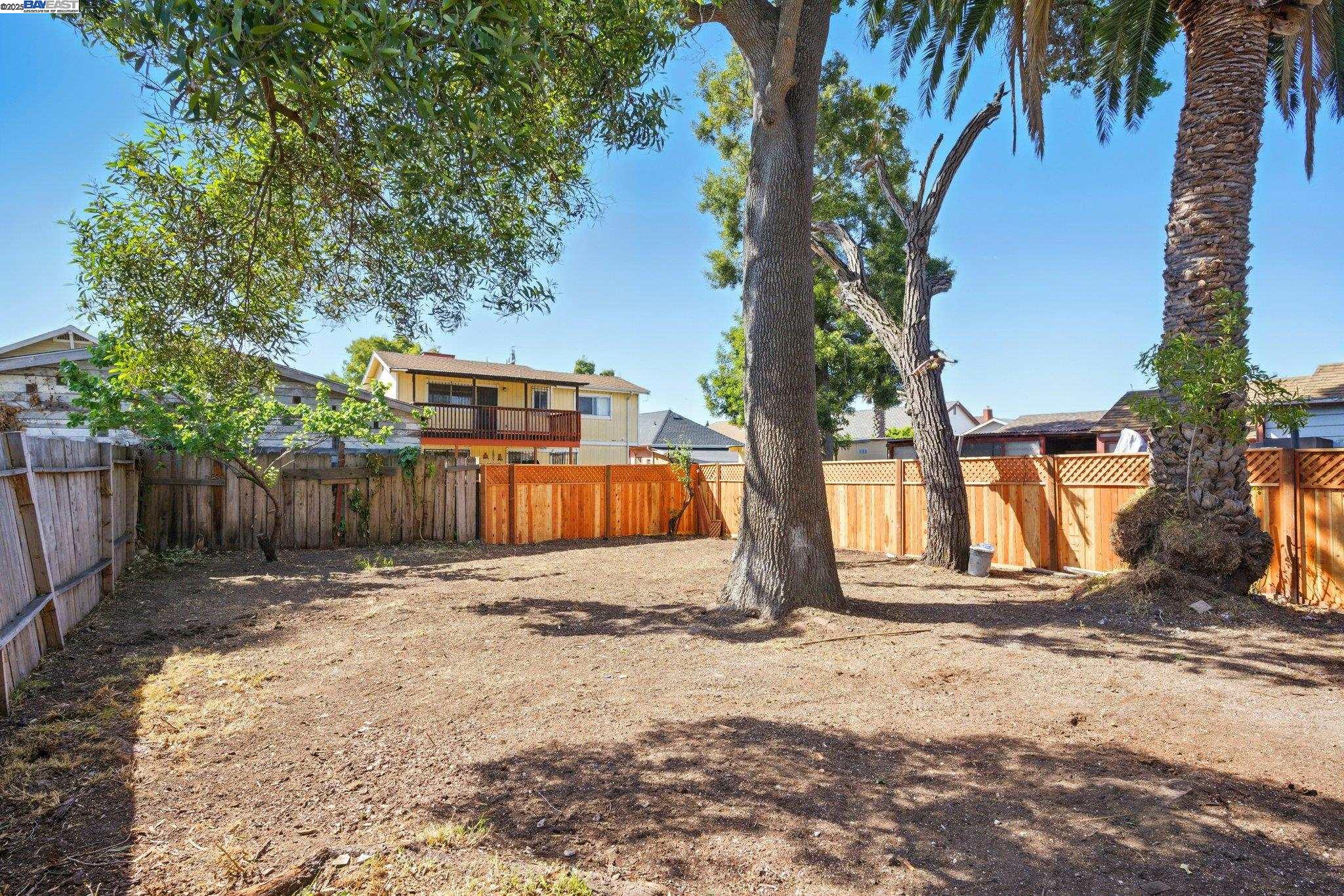 Detail Gallery Image 31 of 34 For 2002 64th Ave, Oakland,  CA 94621 - 3 Beds | 2 Baths