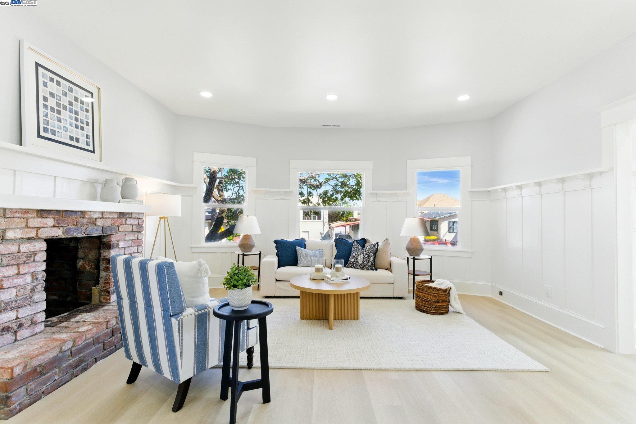 Detail Gallery Image 5 of 34 For 2002 64th Ave, Oakland,  CA 94621 - 3 Beds | 2 Baths