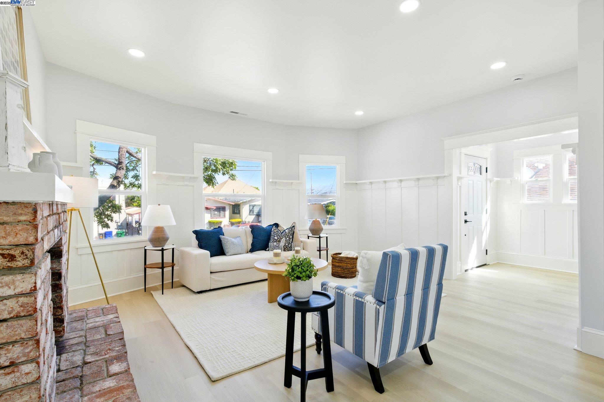 Detail Gallery Image 6 of 34 For 2002 64th Ave, Oakland,  CA 94621 - 3 Beds | 2 Baths