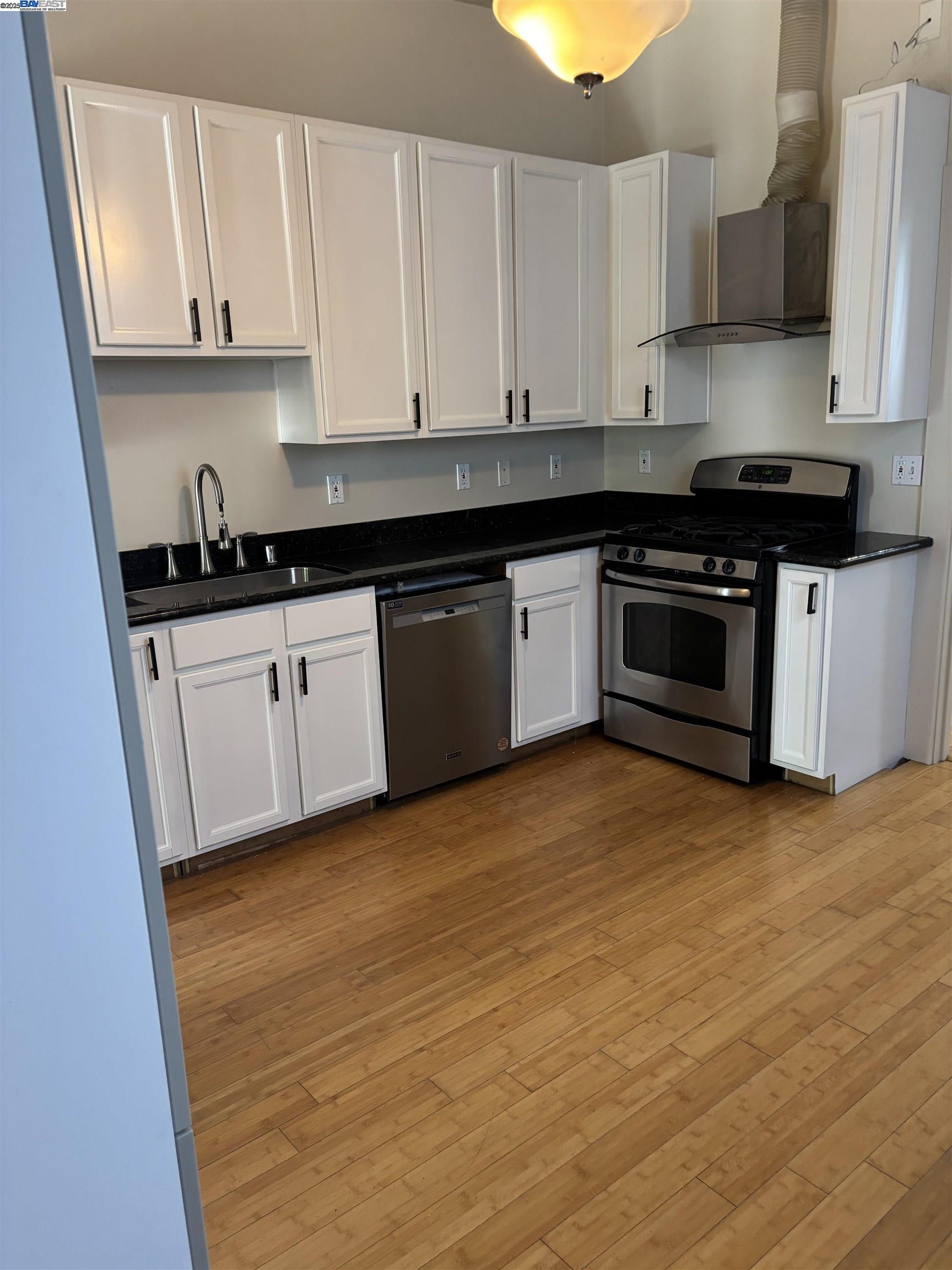 Detail Gallery Image 6 of 47 For 1221 Campbell, Oakland,  CA 94607 - – Beds | – Baths