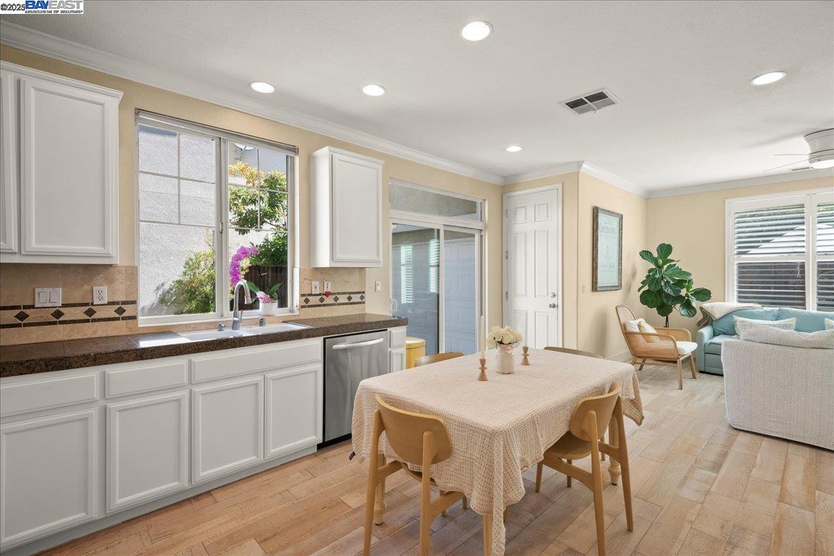 Detail Gallery Image 11 of 27 For 2765 Lotus St, Pleasanton,  CA 94588 - 3 Beds | 2/1 Baths