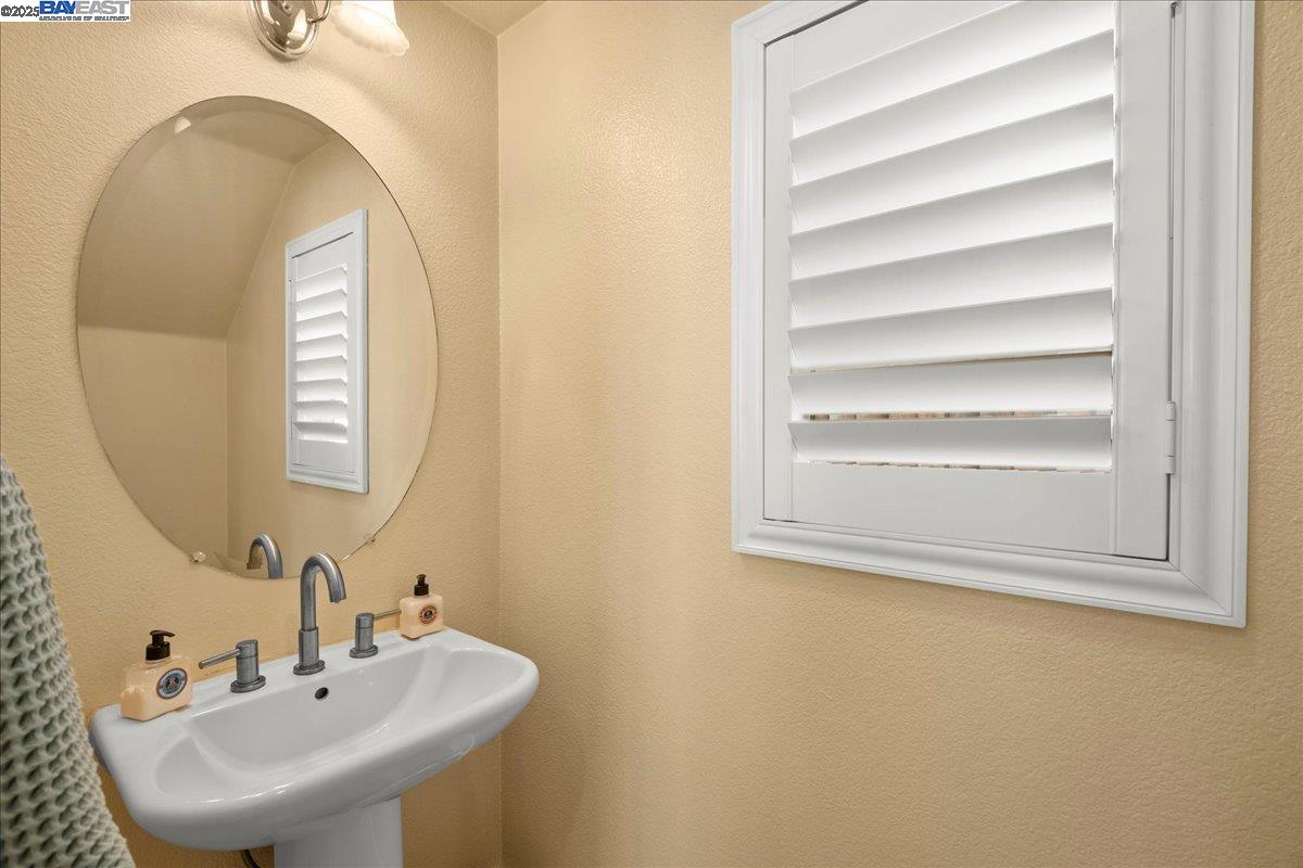 Detail Gallery Image 12 of 27 For 2765 Lotus St, Pleasanton,  CA 94588 - 3 Beds | 2/1 Baths
