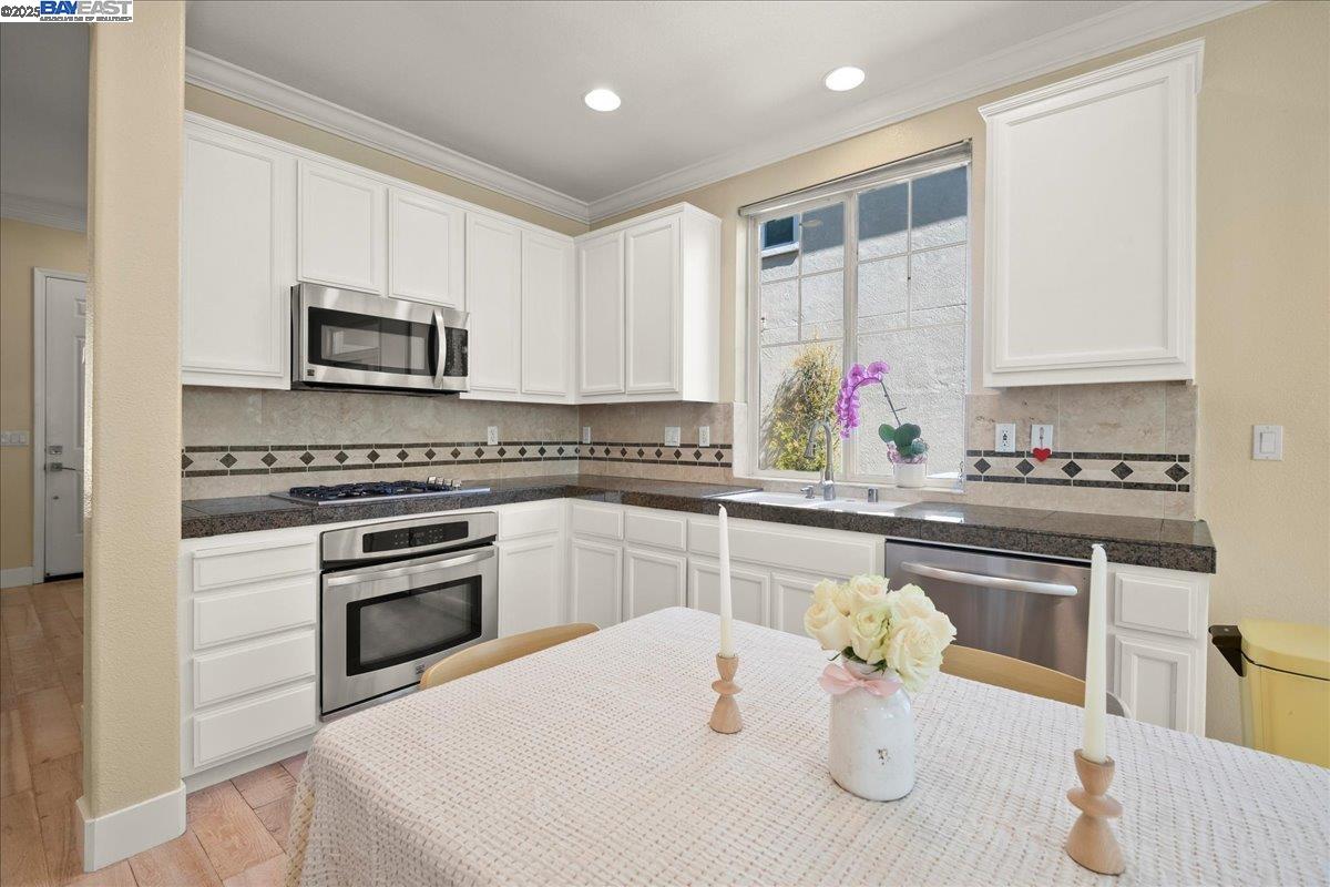 Detail Gallery Image 10 of 27 For 2765 Lotus St, Pleasanton,  CA 94588 - 3 Beds | 2/1 Baths