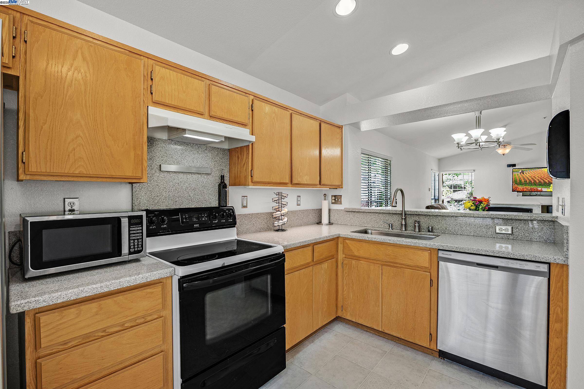 Detail Gallery Image 9 of 33 For 6997 Foxtail Dr, Livermore,  CA 94551 - 3 Beds | 2 Baths