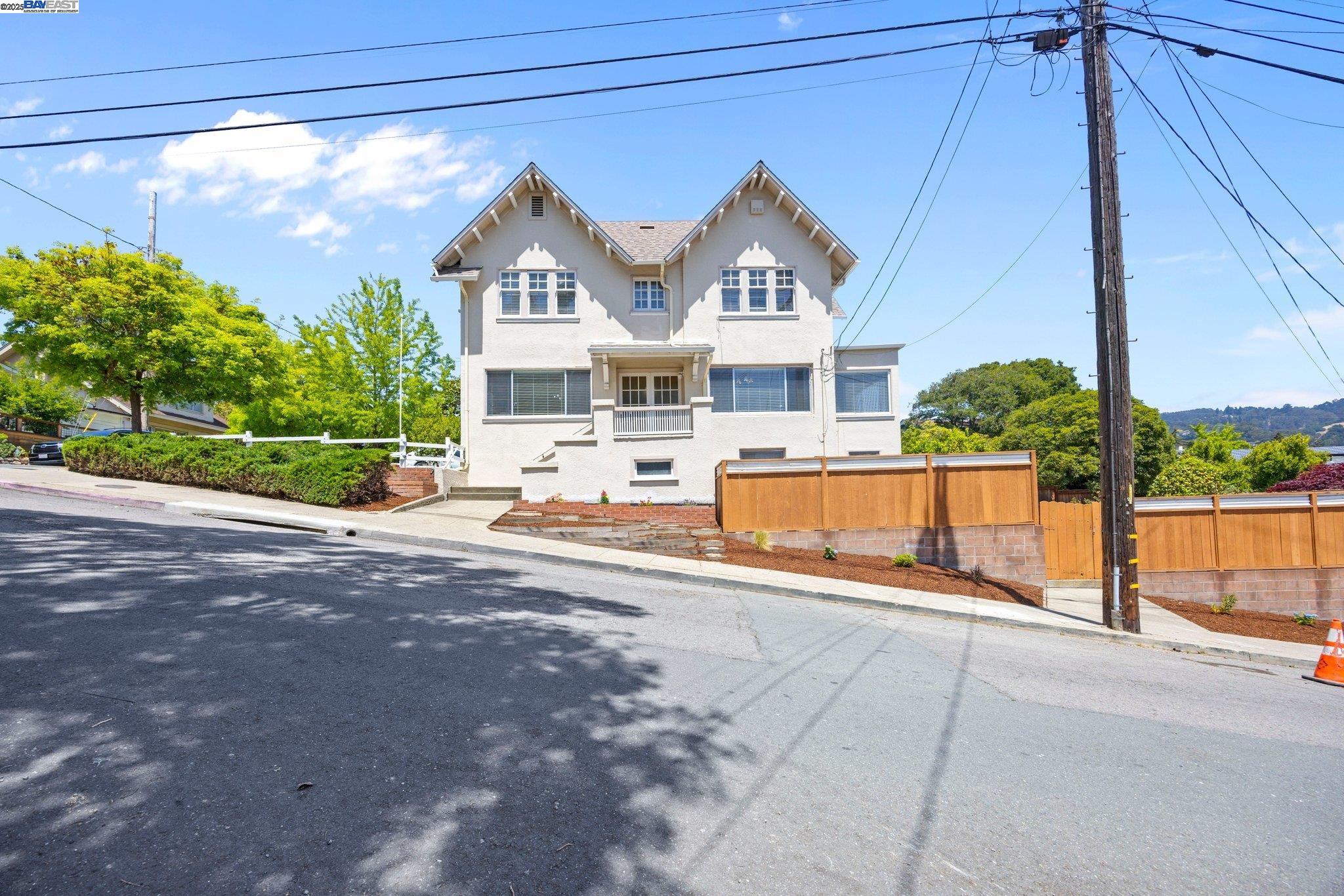 Detail Gallery Image 2 of 31 For 4300 Everett Ave, Oakland,  CA 94602 - 4 Beds | 1/2 Baths