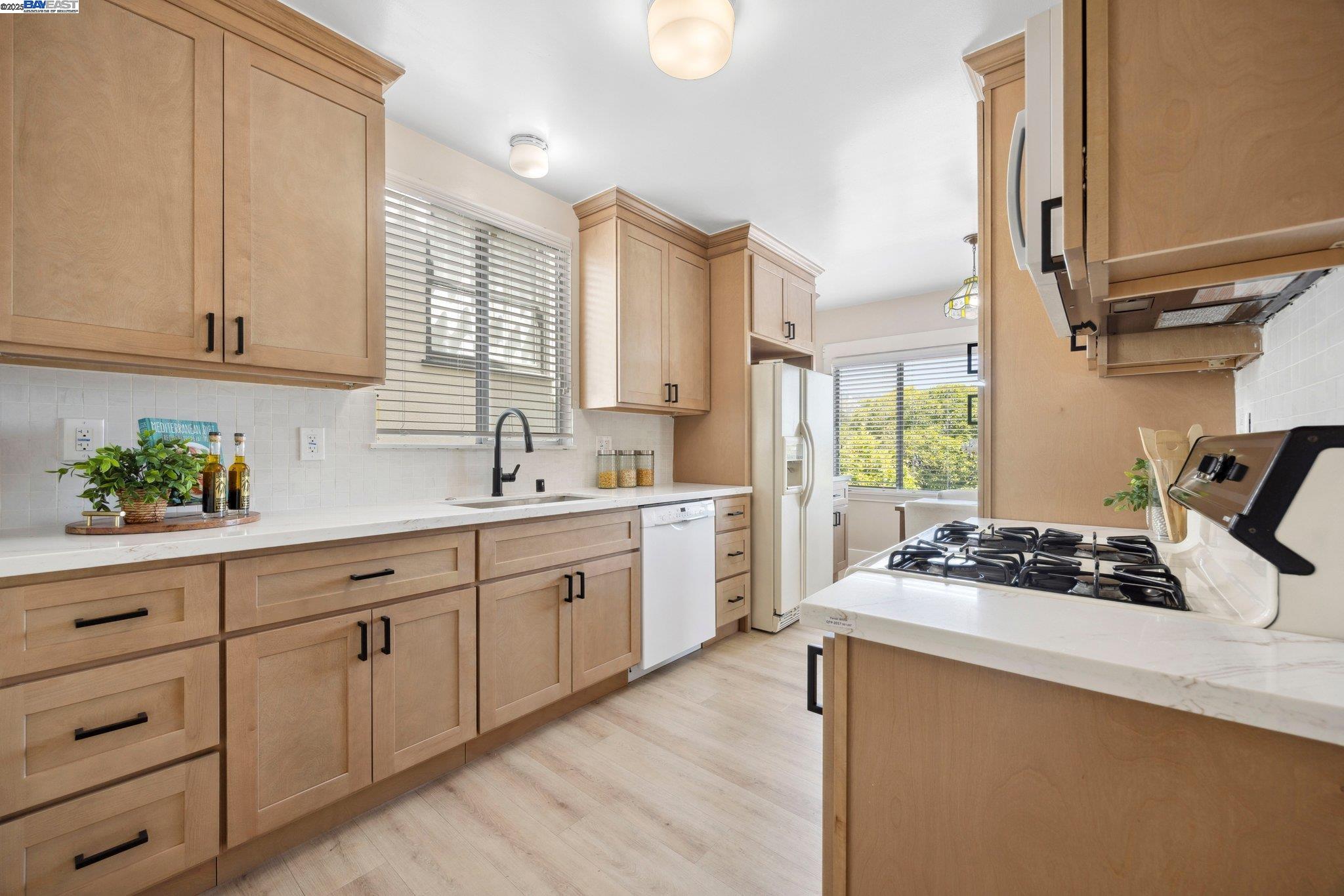 Detail Gallery Image 11 of 31 For 4300 Everett Ave, Oakland,  CA 94602 - 4 Beds | 1/2 Baths