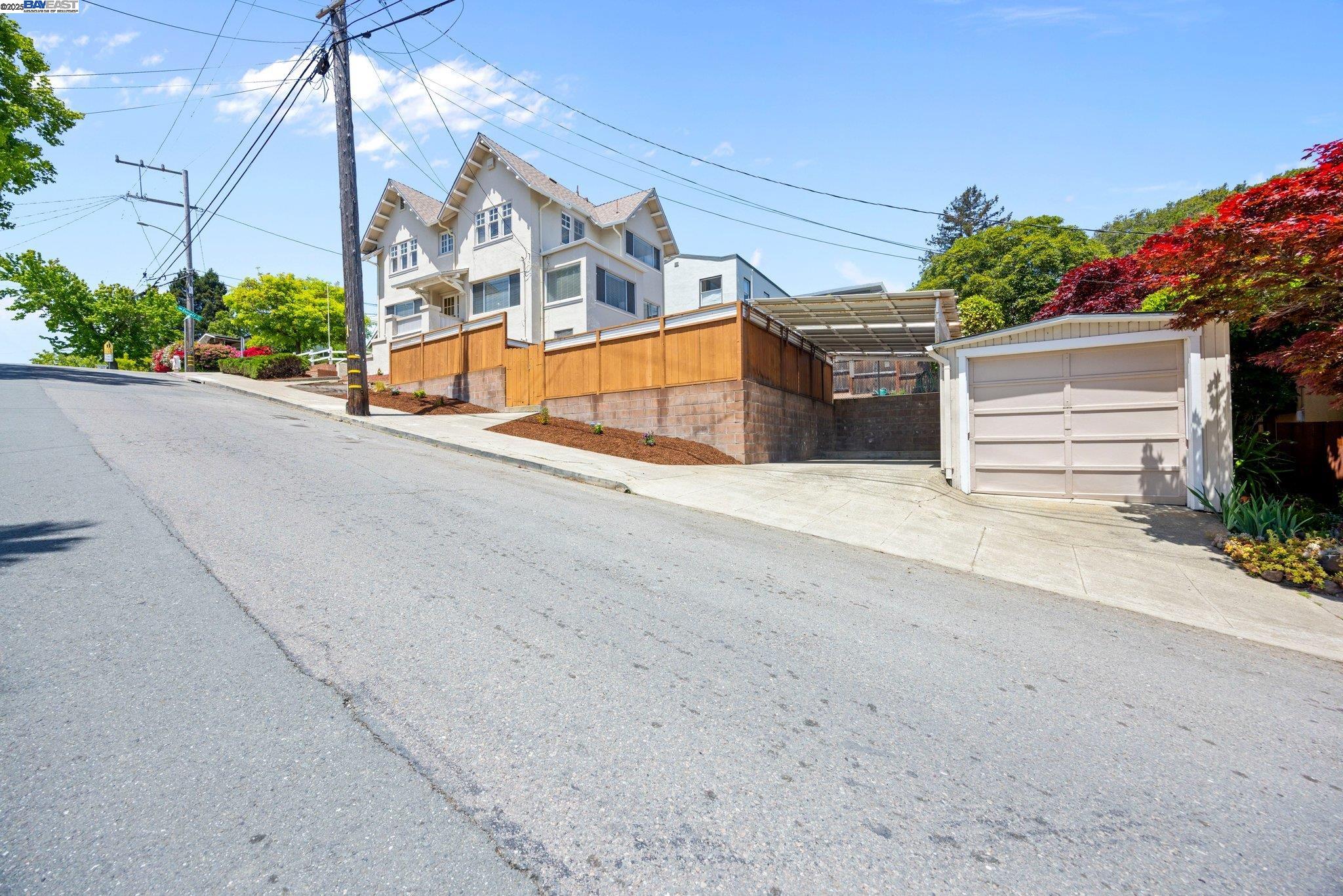 Detail Gallery Image 3 of 31 For 4300 Everett Ave, Oakland,  CA 94602 - 4 Beds | 1/2 Baths