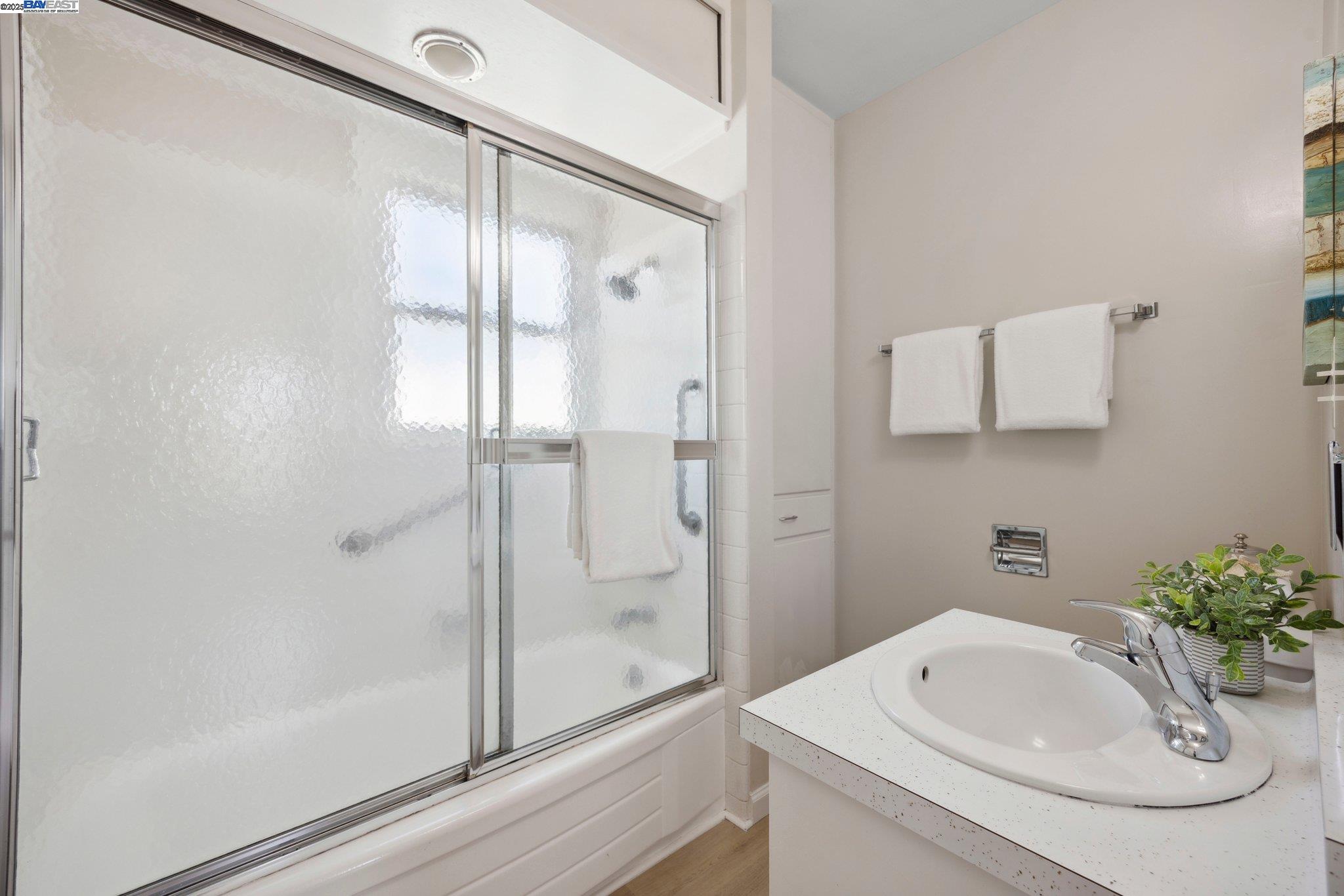 Detail Gallery Image 22 of 31 For 4300 Everett Ave, Oakland,  CA 94602 - 4 Beds | 1/2 Baths