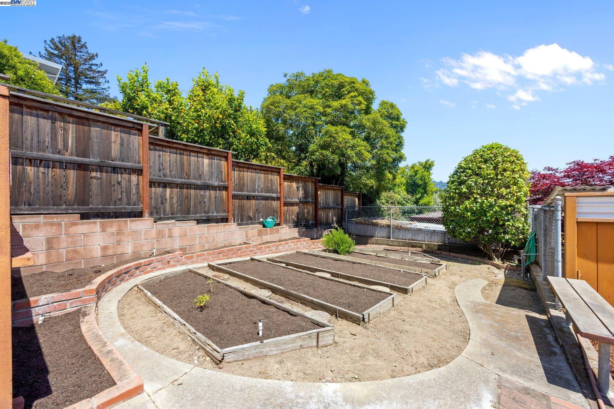 Detail Gallery Image 26 of 31 For 4300 Everett Ave, Oakland,  CA 94602 - 4 Beds | 1/2 Baths