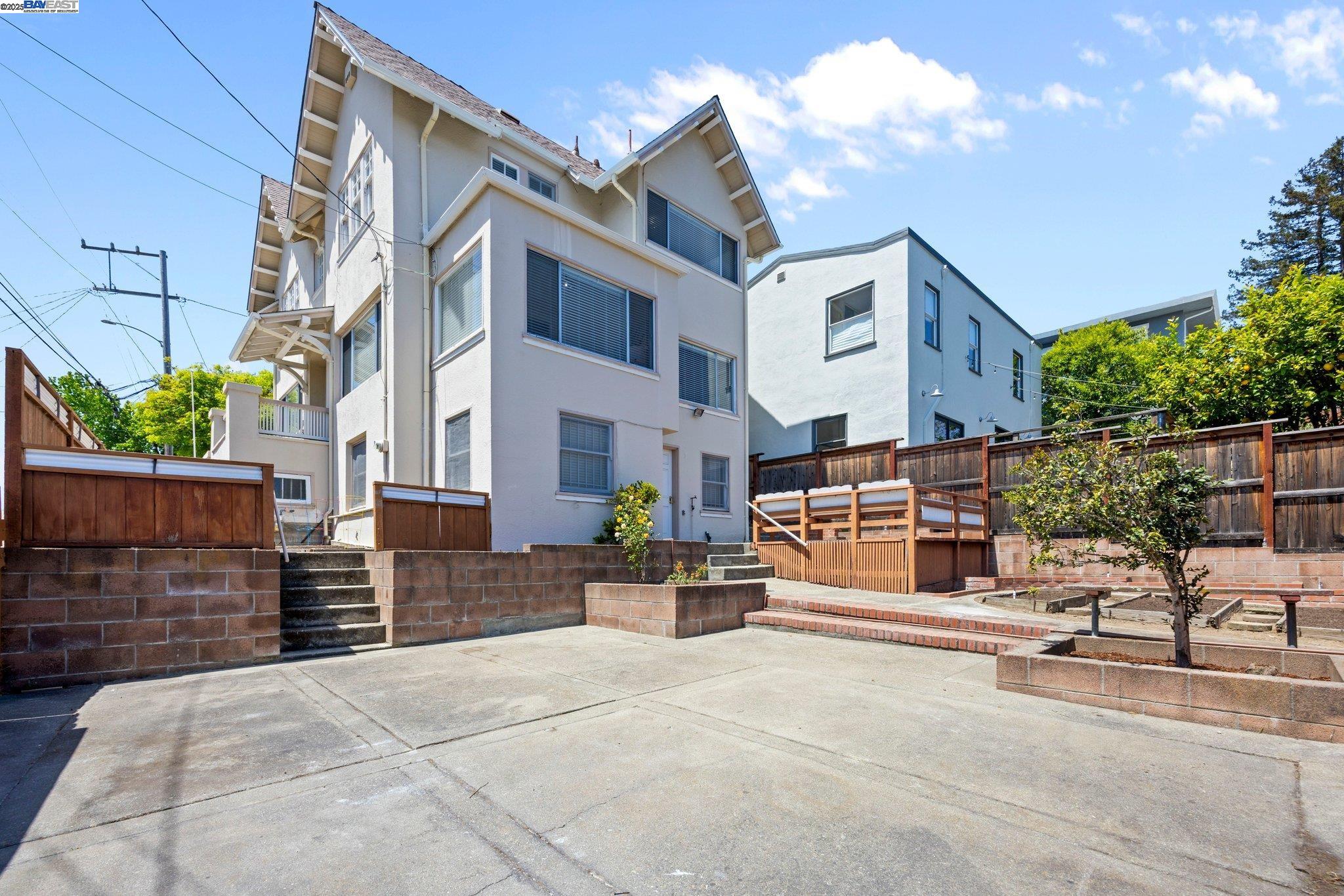 Detail Gallery Image 27 of 31 For 4300 Everett Ave, Oakland,  CA 94602 - 4 Beds | 1/2 Baths