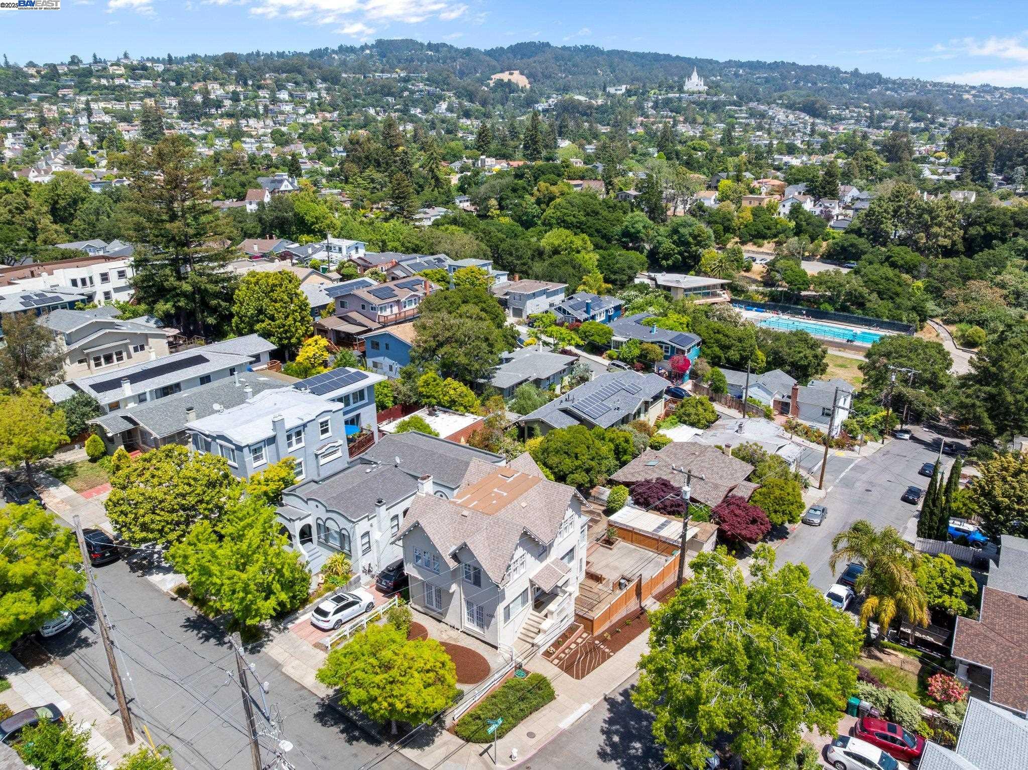 Detail Gallery Image 4 of 31 For 4300 Everett Ave, Oakland,  CA 94602 - 4 Beds | 1/2 Baths