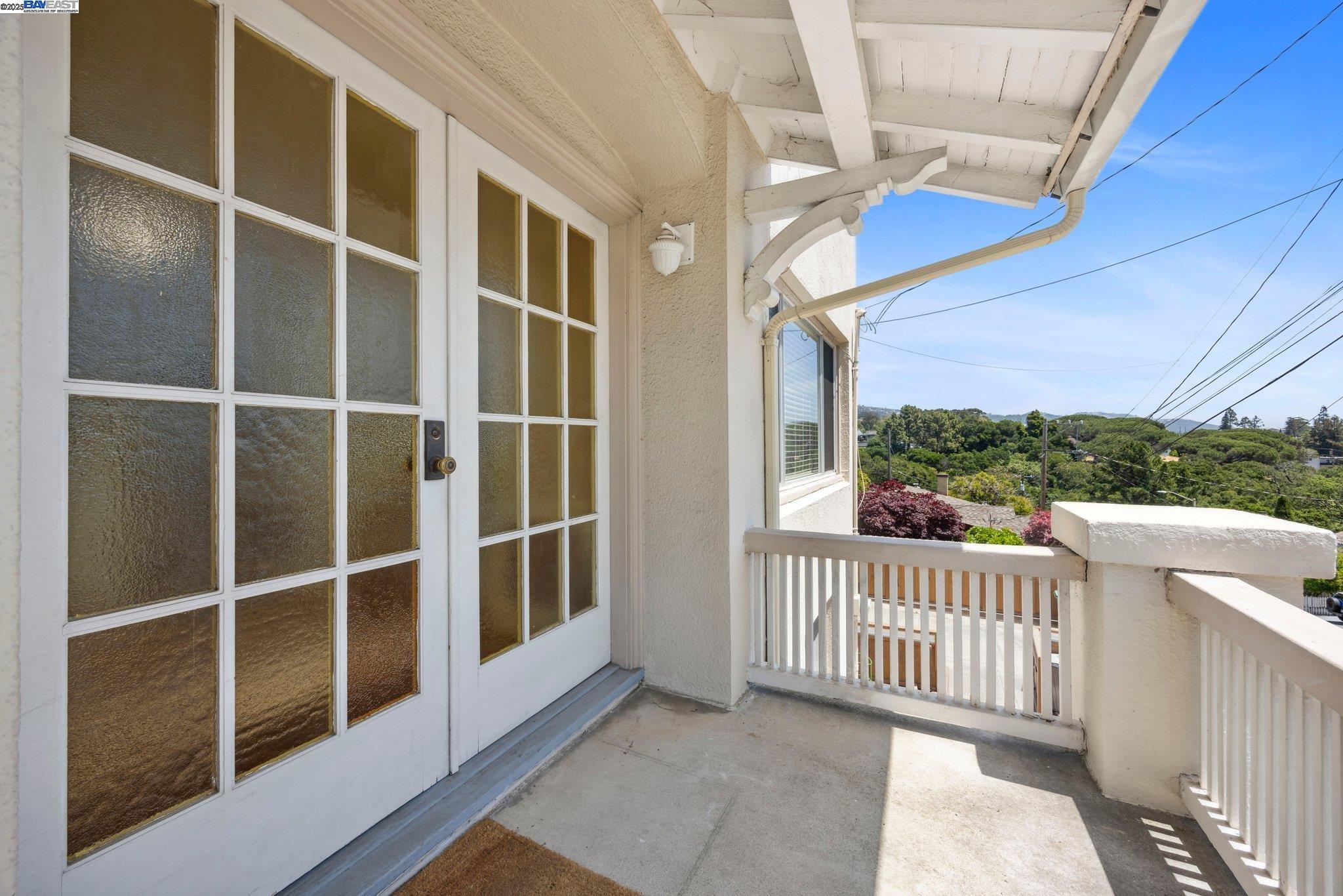 Detail Gallery Image 5 of 31 For 4300 Everett Ave, Oakland,  CA 94602 - 4 Beds | 1/2 Baths