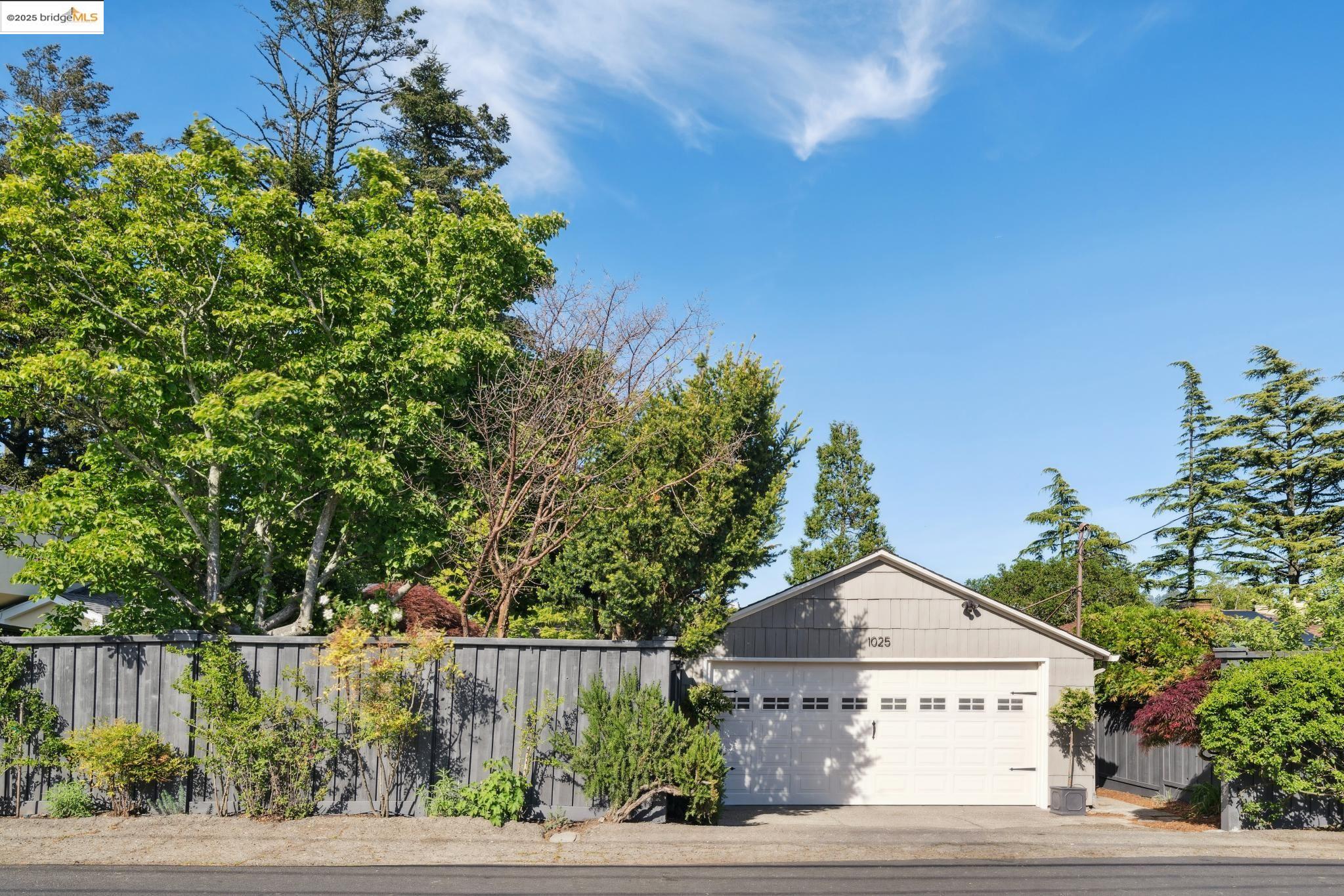 1025 Creston Rd, Berkeley, California 94708, 3 Bedrooms Bedrooms, 7 Rooms Rooms,2 BathroomsBathrooms,Residential,For Sale,1025 Creston Rd,41097973