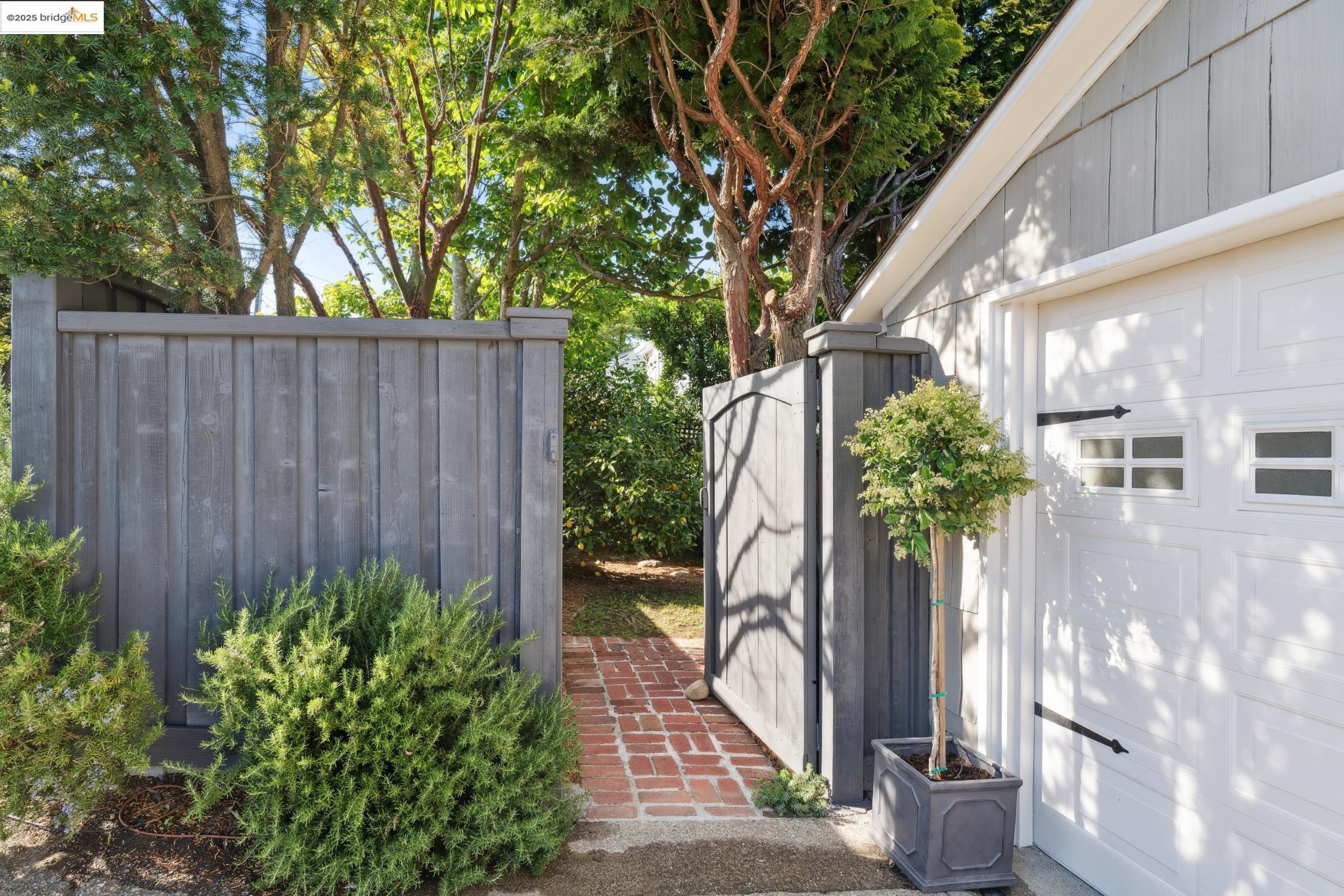 1025 Creston Rd, Berkeley, California 94708, 3 Bedrooms Bedrooms, 7 Rooms Rooms,2 BathroomsBathrooms,Residential,For Sale,1025 Creston Rd,41097973