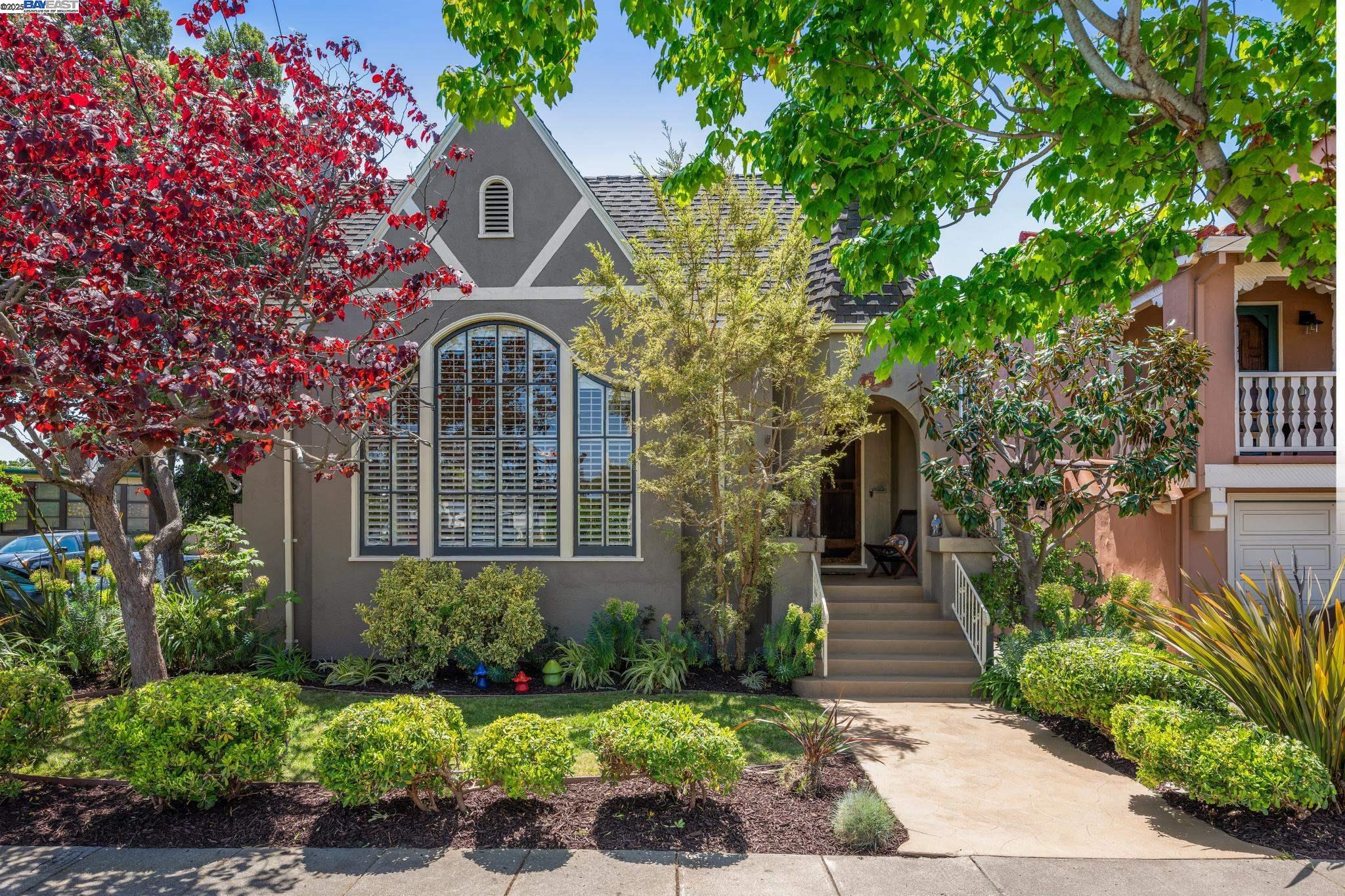 Detail Gallery Image 1 of 56 For 2916 Fillmore St, Alameda,  CA 94501 - 3 Beds | 2 Baths