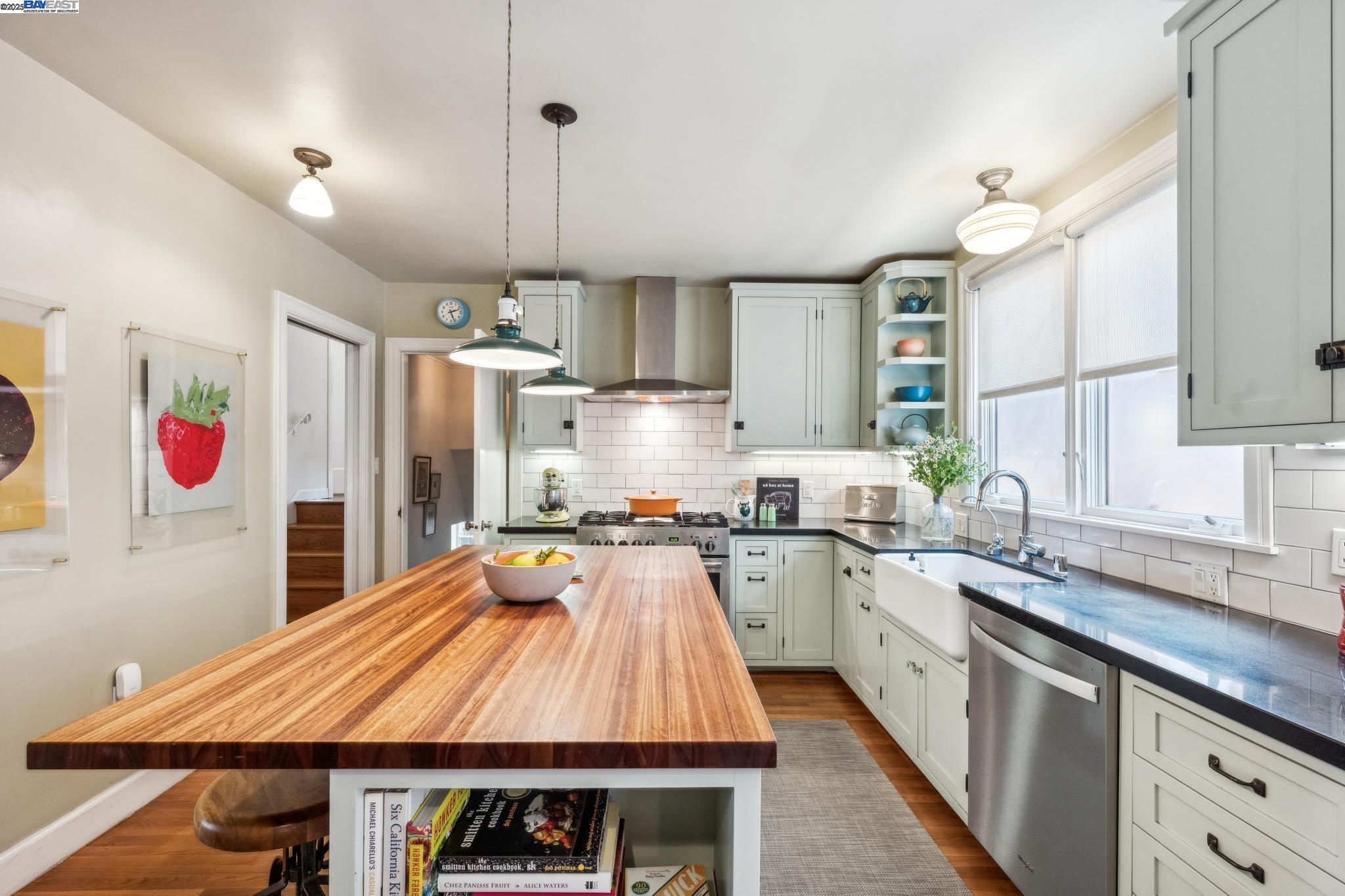 Detail Gallery Image 23 of 56 For 2916 Fillmore St, Alameda,  CA 94501 - 3 Beds | 2 Baths