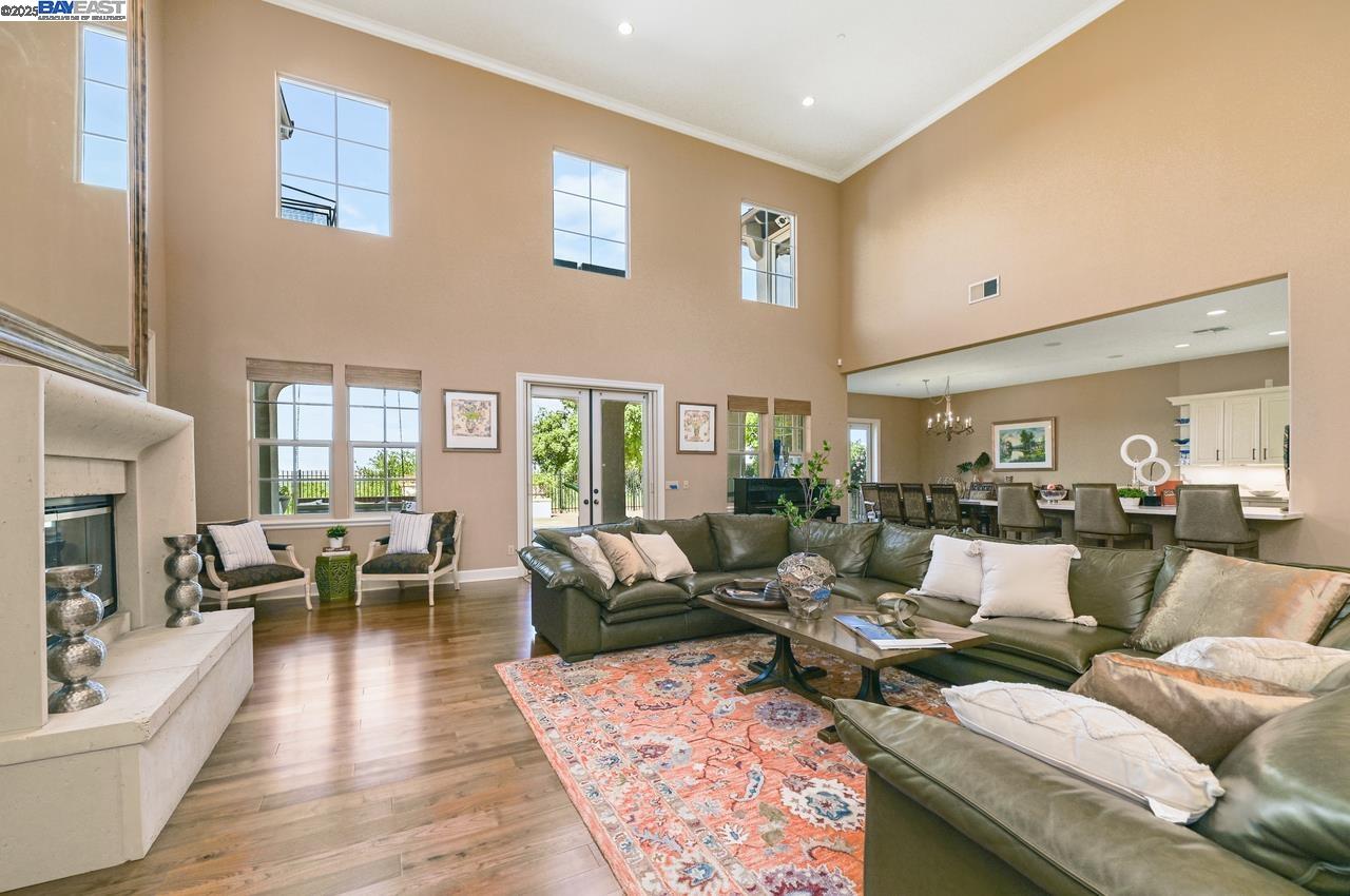 Detail Gallery Image 12 of 60 For 3560 Ovella Way, Pleasanton,  CA 94566 - 4 Beds | 4/1 Baths