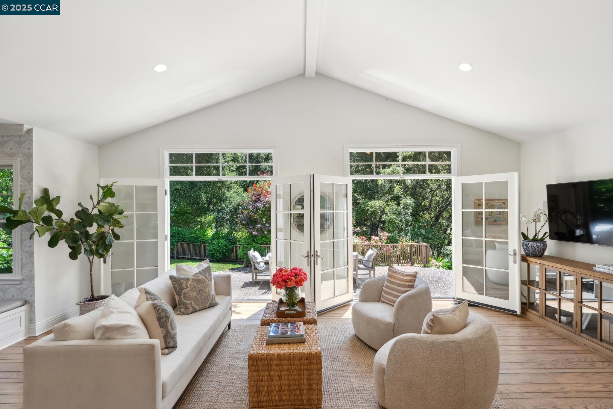 Detail Gallery Image 13 of 54 For 77 Van Ripper Ln, Orinda,  CA 94563 - 4 Beds | 3 Baths