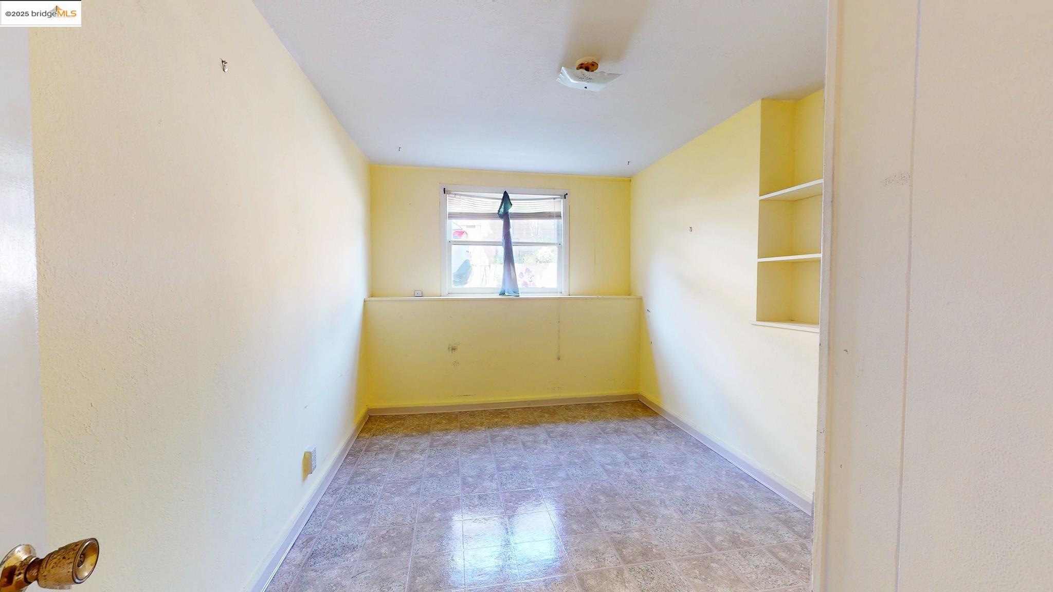 Detail Gallery Image 12 of 31 For 6133 Hillmont Dr, Oakland,  CA 94605 - 4 Beds | 2 Baths