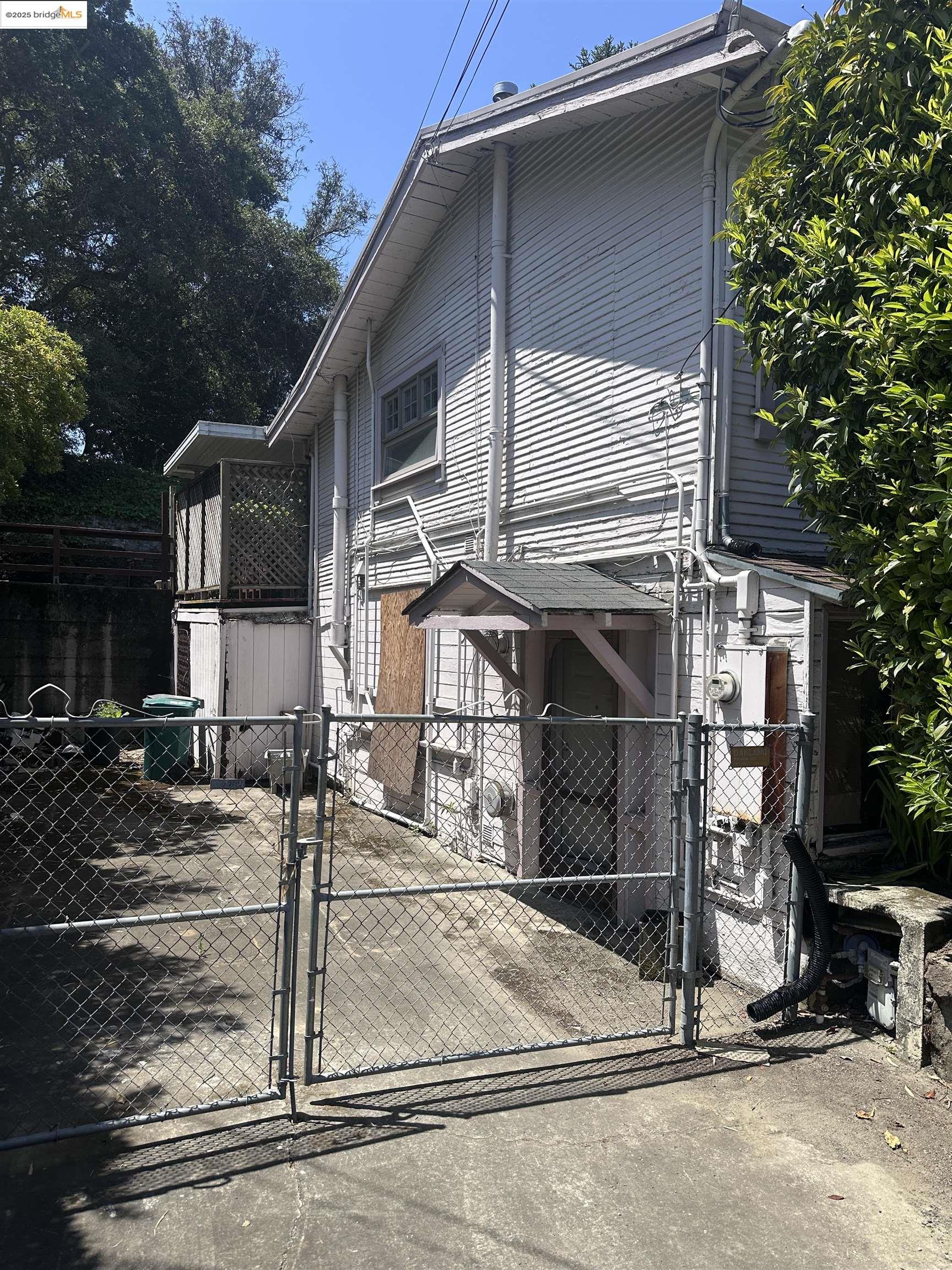 Detail Gallery Image 15 of 31 For 6133 Hillmont Dr, Oakland,  CA 94605 - 4 Beds | 2 Baths